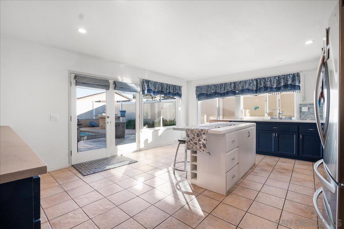 Detail Gallery Image 6 of 17 For 10853  Westonhill Dr, San Diego,  CA 92126 - 3 Beds | 2 Baths