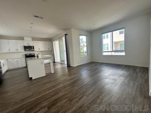 Detail Gallery Image 13 of 49 For 2036  Mayon Rd, Chula Vista,  CA 91915 - 4 Beds | 3/1 Baths