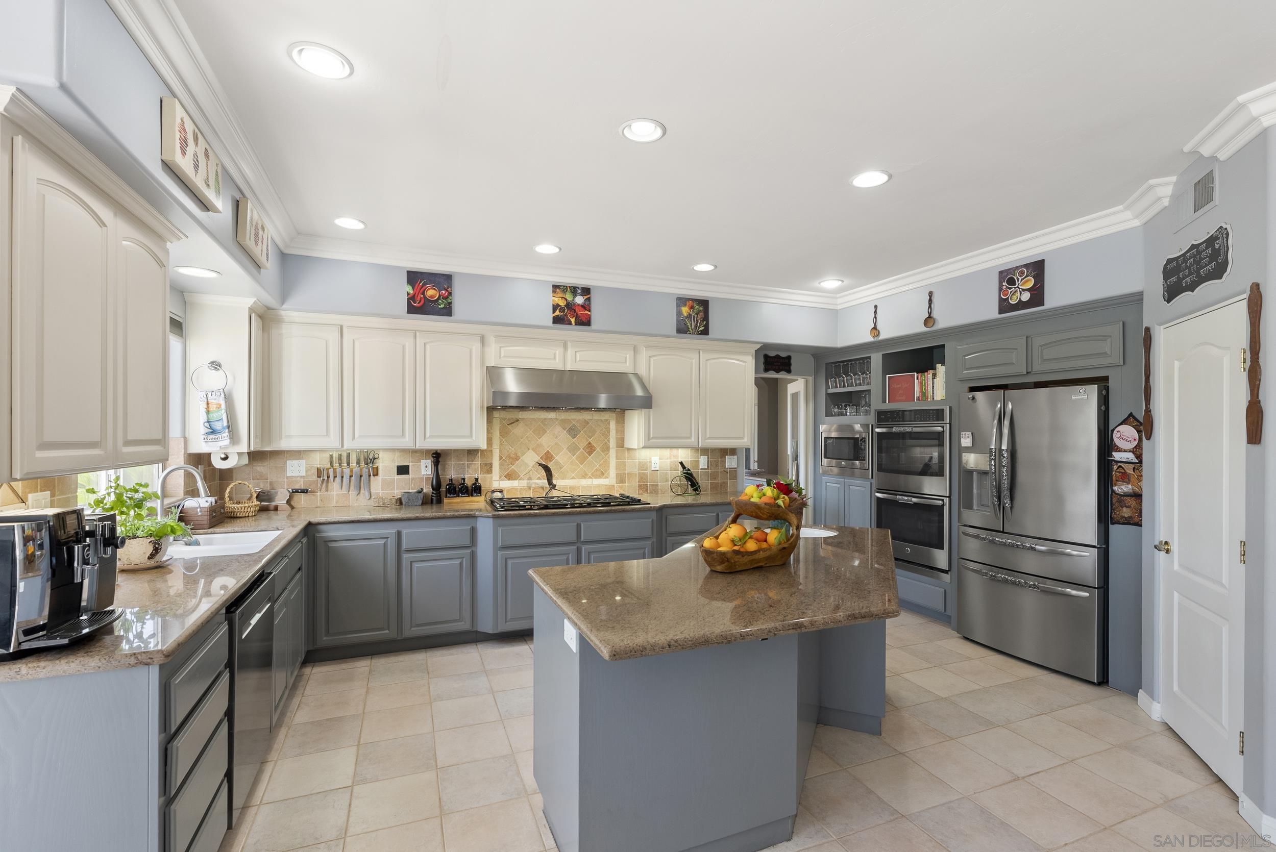 Detail Gallery Image 13 of 56 For 2821  Summit Drive, Escondido,  CA 92025 - 4 Beds | 4/1 Baths