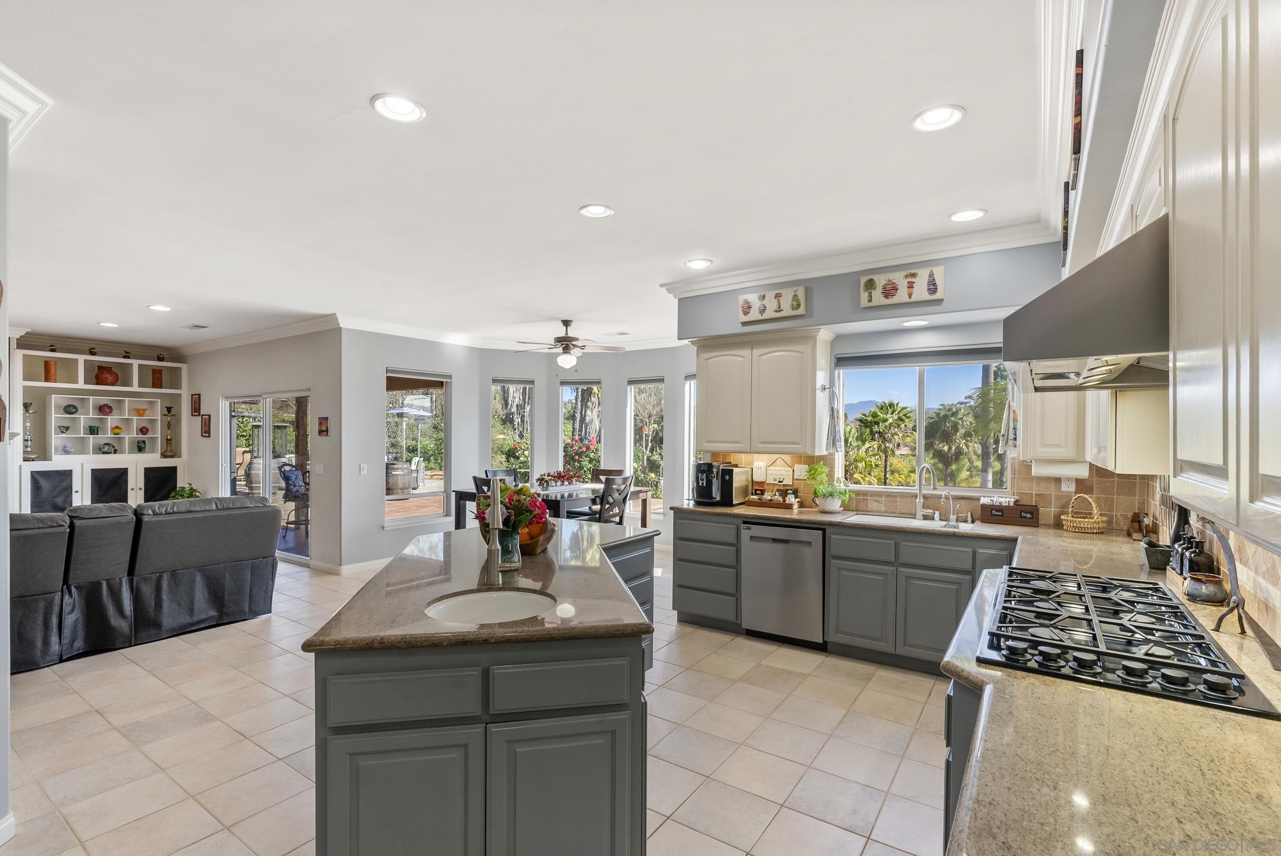 Detail Gallery Image 15 of 56 For 2821  Summit Drive, Escondido,  CA 92025 - 4 Beds | 4/1 Baths