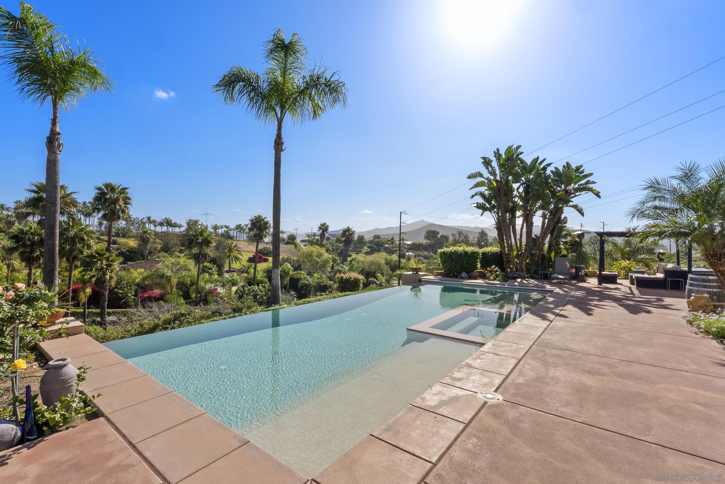 Detail Gallery Image 4 of 56 For 2821  Summit Drive, Escondido,  CA 92025 - 4 Beds | 4/1 Baths