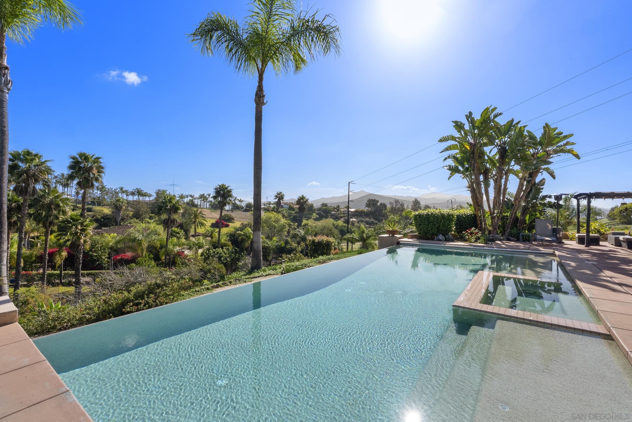 Detail Gallery Image 5 of 56 For 2821  Summit Drive, Escondido,  CA 92025 - 4 Beds | 4/1 Baths