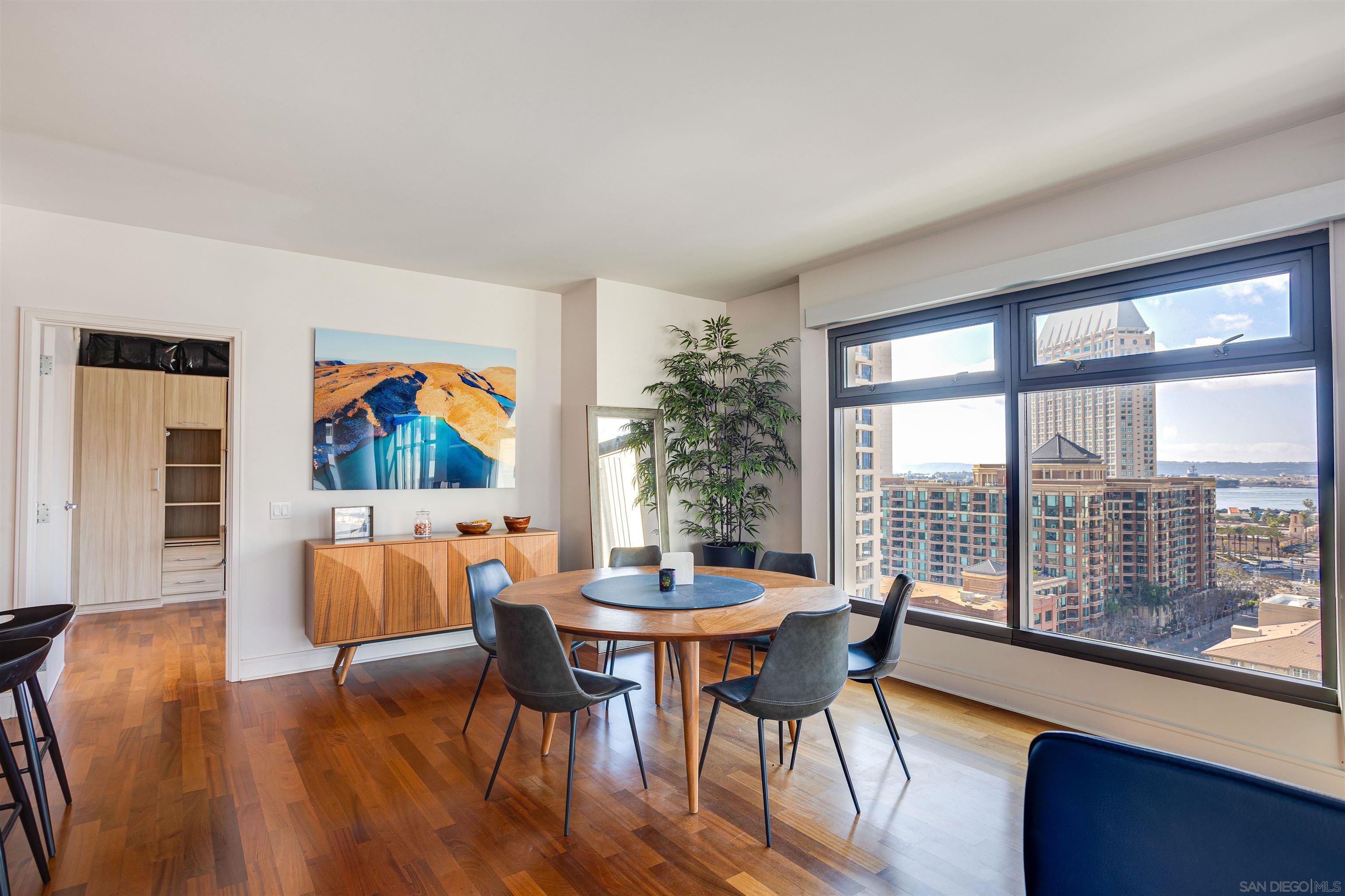 Detail Gallery Image 2 of 33 For 645  Front St  1411, San Diego,  CA 92101 - 2 Beds | 2/1 Baths