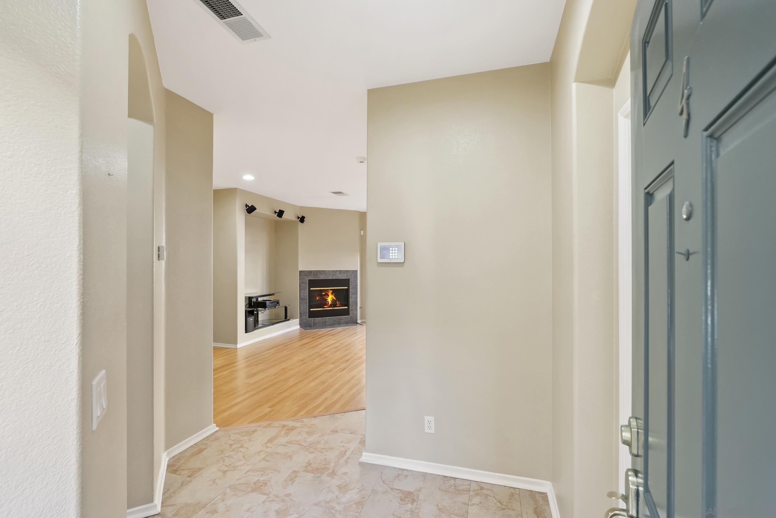 Detail Gallery Image 4 of 51 For 638  Sumner Way  #4,  Oceanside,  CA 92058 - 3 Beds | 2/1 Baths