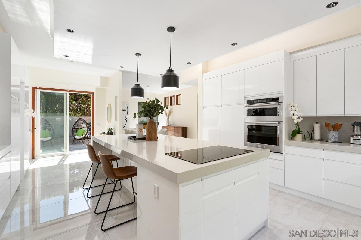 Detail Gallery Image 2 of 4 For 7911  El Paseo Grande, La Jolla,  CA 92037 - 5 Beds | 5/1 Baths