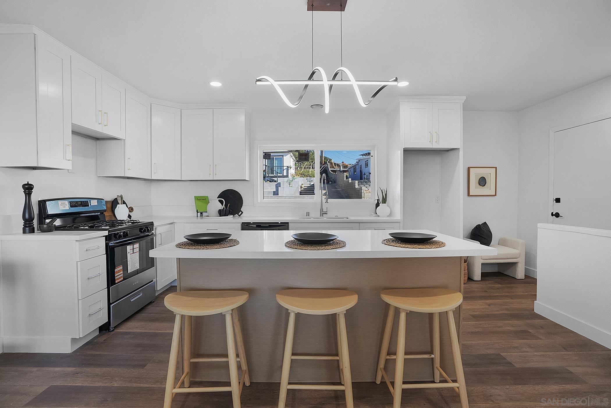 Detail Gallery Image 2 of 30 For San Onofre Ter, San Diego,  CA 92114 - 3 Beds | 2 Baths