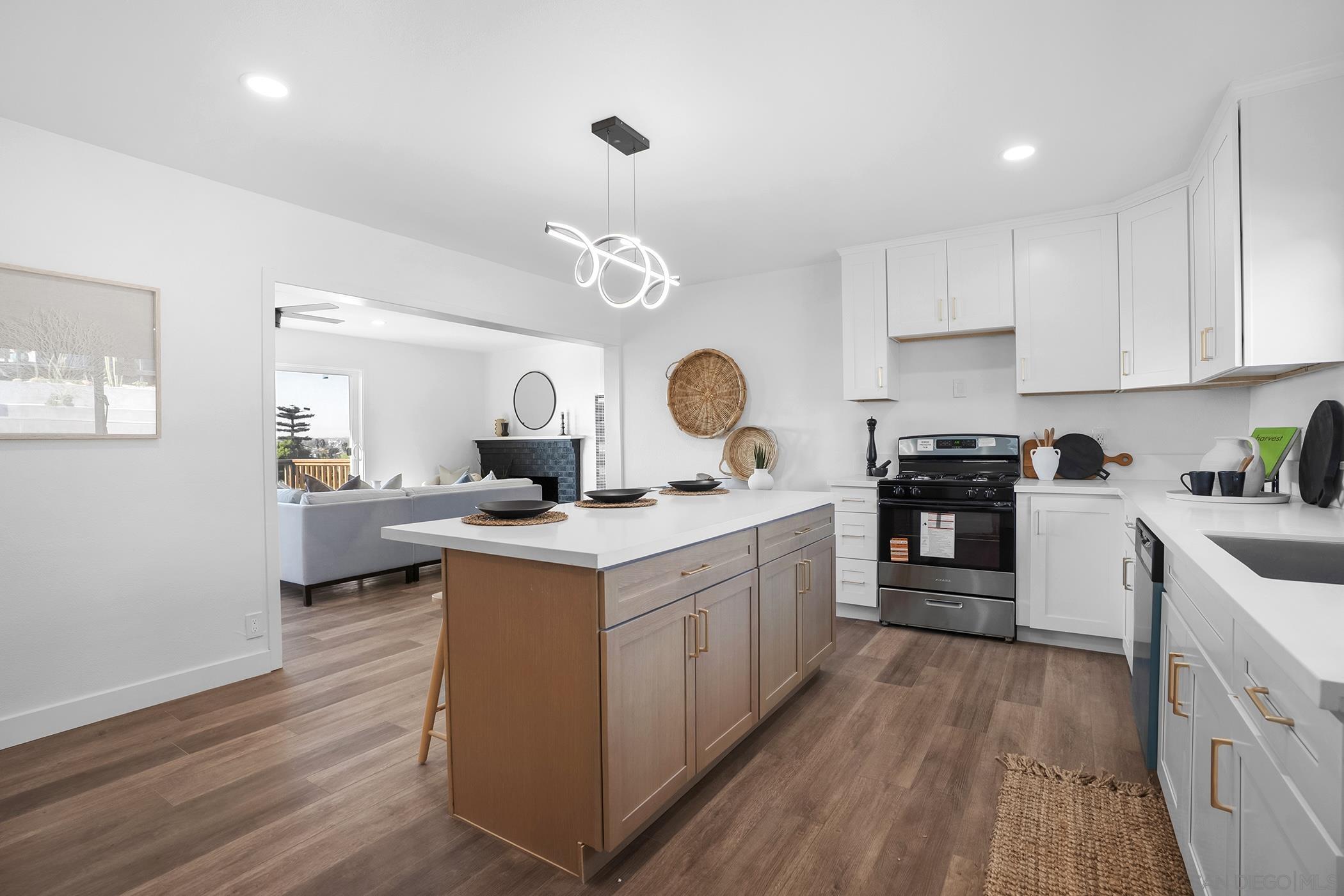 Detail Gallery Image 4 of 30 For San Onofre Ter, San Diego,  CA 92114 - 3 Beds | 2 Baths