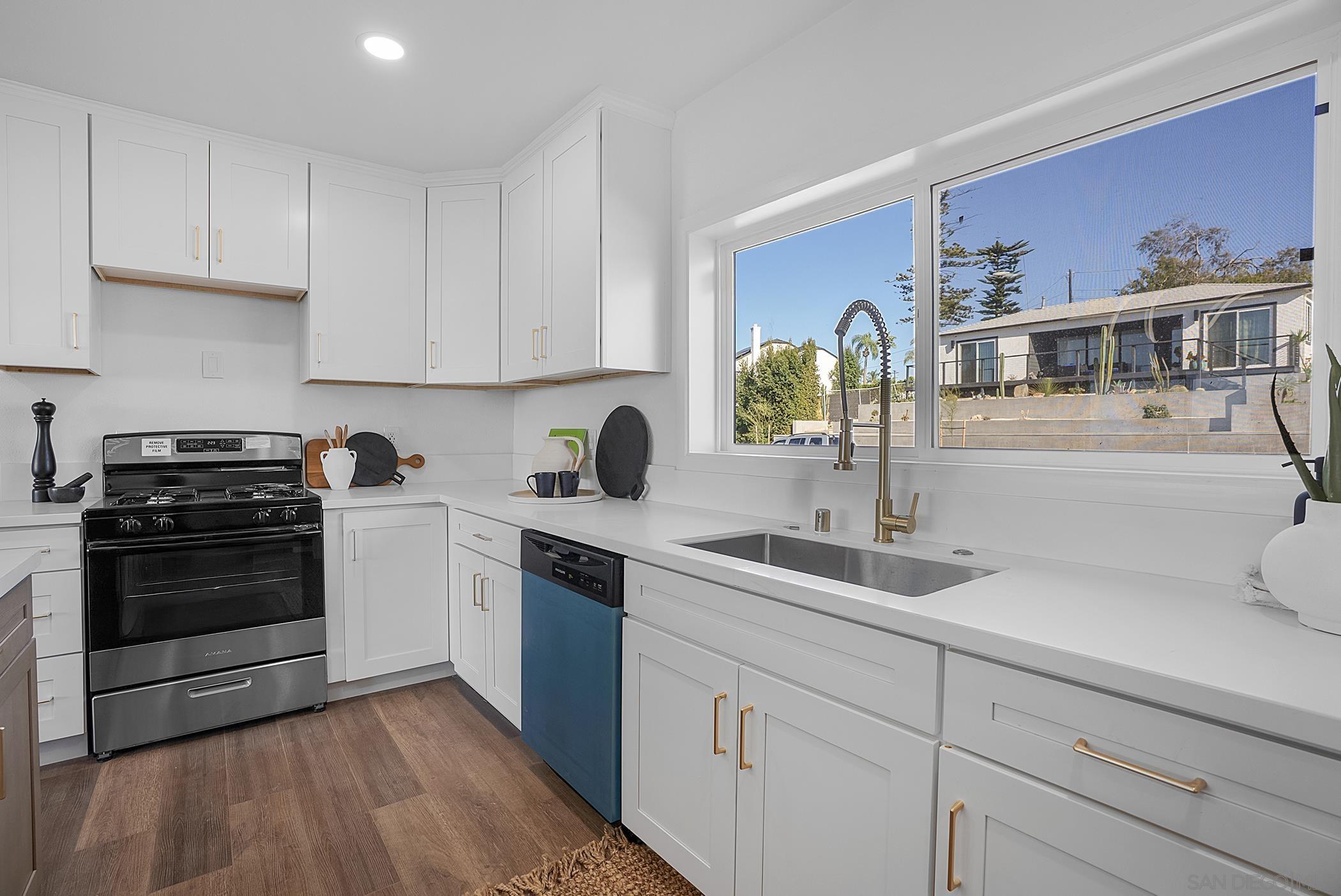 Detail Gallery Image 5 of 30 For San Onofre Ter, San Diego,  CA 92114 - 3 Beds | 2 Baths