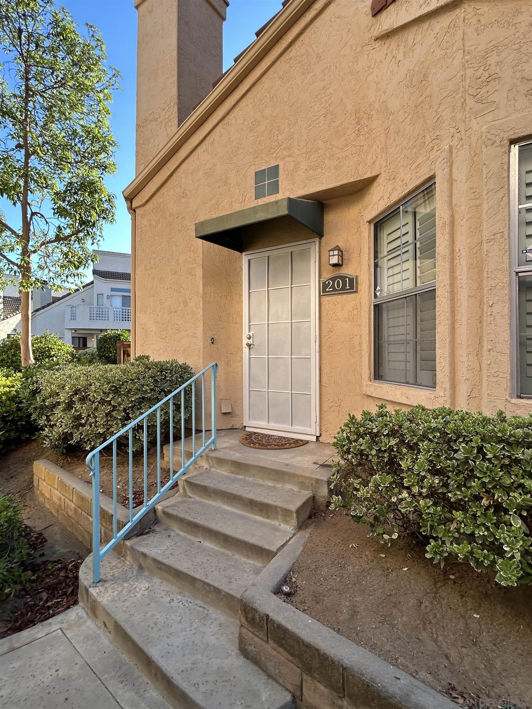 Detail Gallery Image 2 of 33 For 12049  Calle De Montana  201, El Cajon,  CA 92019 - 2 Beds | 2 Baths