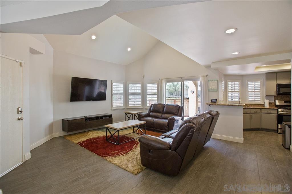 Detail Gallery Image 3 of 33 For 12049  Calle De Montana  201, El Cajon,  CA 92019 - 2 Beds | 2 Baths