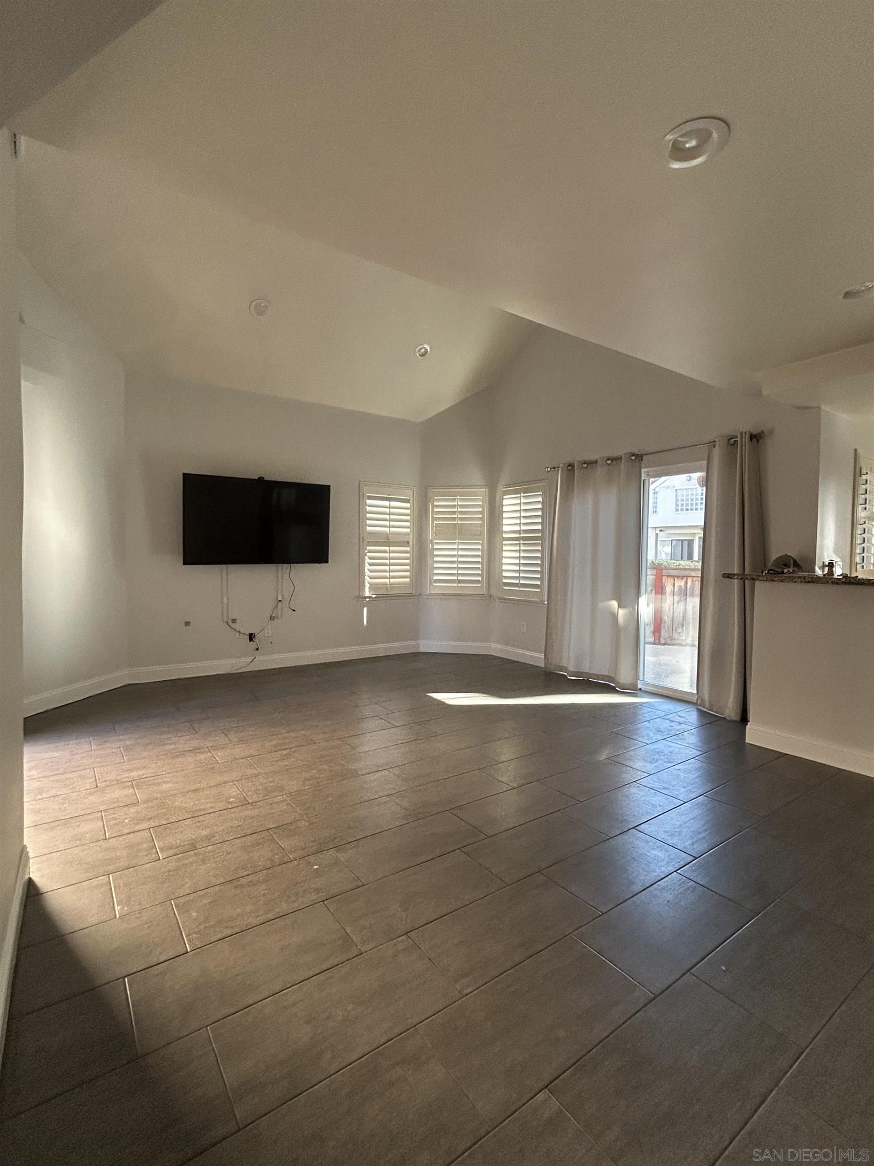 Detail Gallery Image 30 of 33 For 12049  Calle De Montana  201, El Cajon,  CA 92019 - 2 Beds | 2 Baths