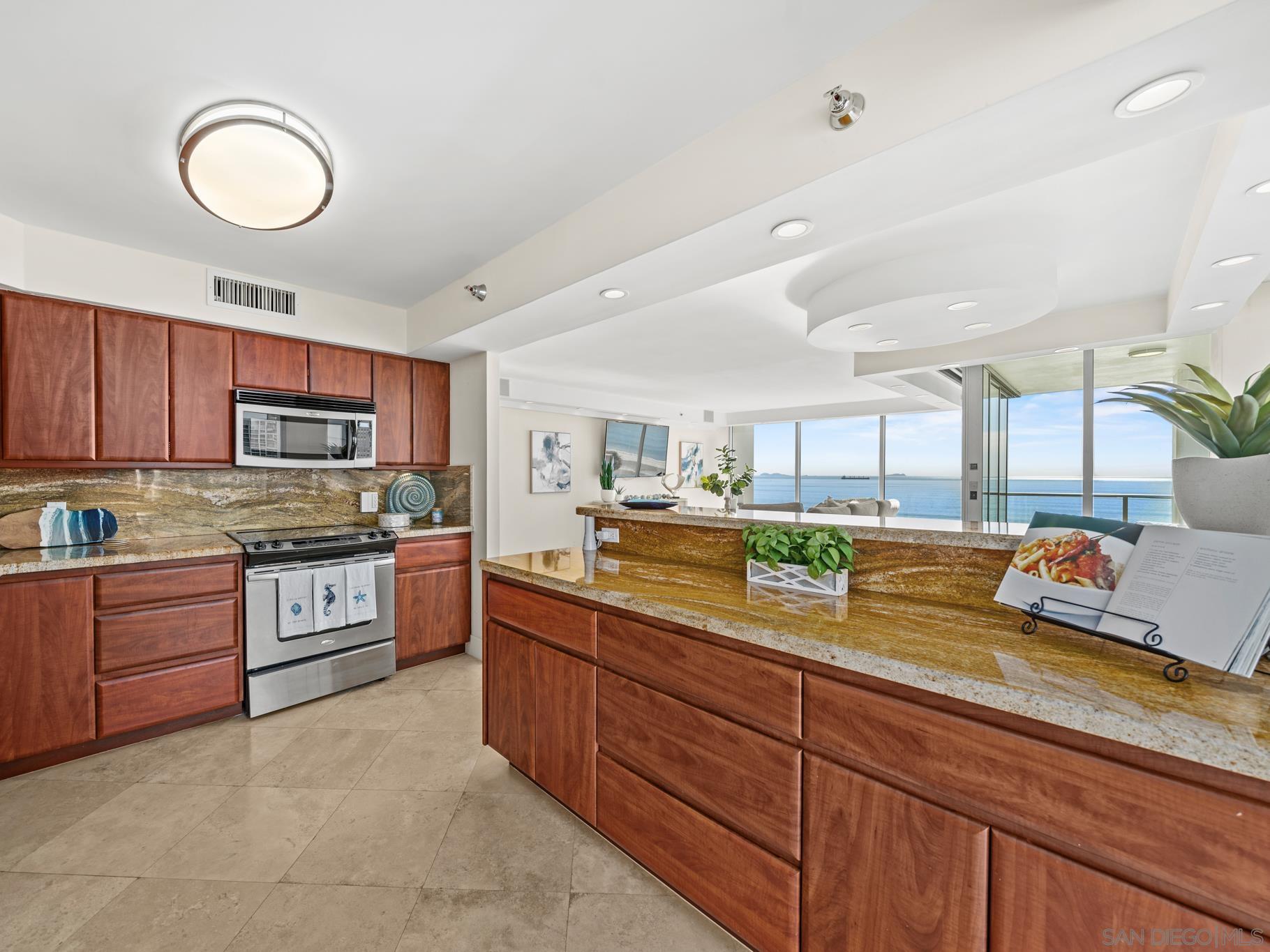 Detail Gallery Image 30 of 65 For 1810  Avenida Del Mundo  #907,  Coronado,  CA 92118 - 2 Beds | 2 Baths