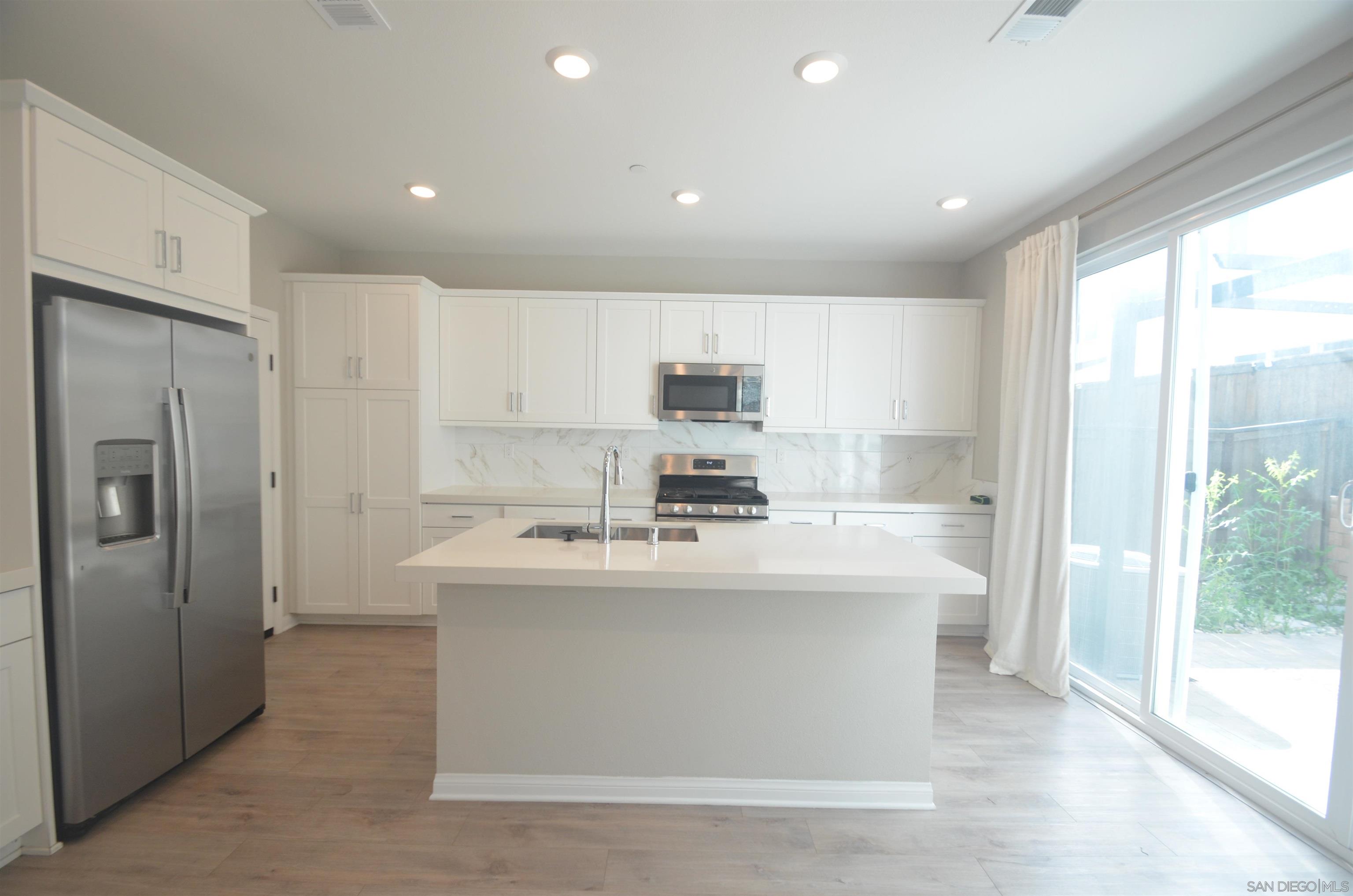 Detail Gallery Image 2 of 40 For 1681  Whitmore Loop, Chula Vista,  CA 91913 - 4 Beds | 3 Baths