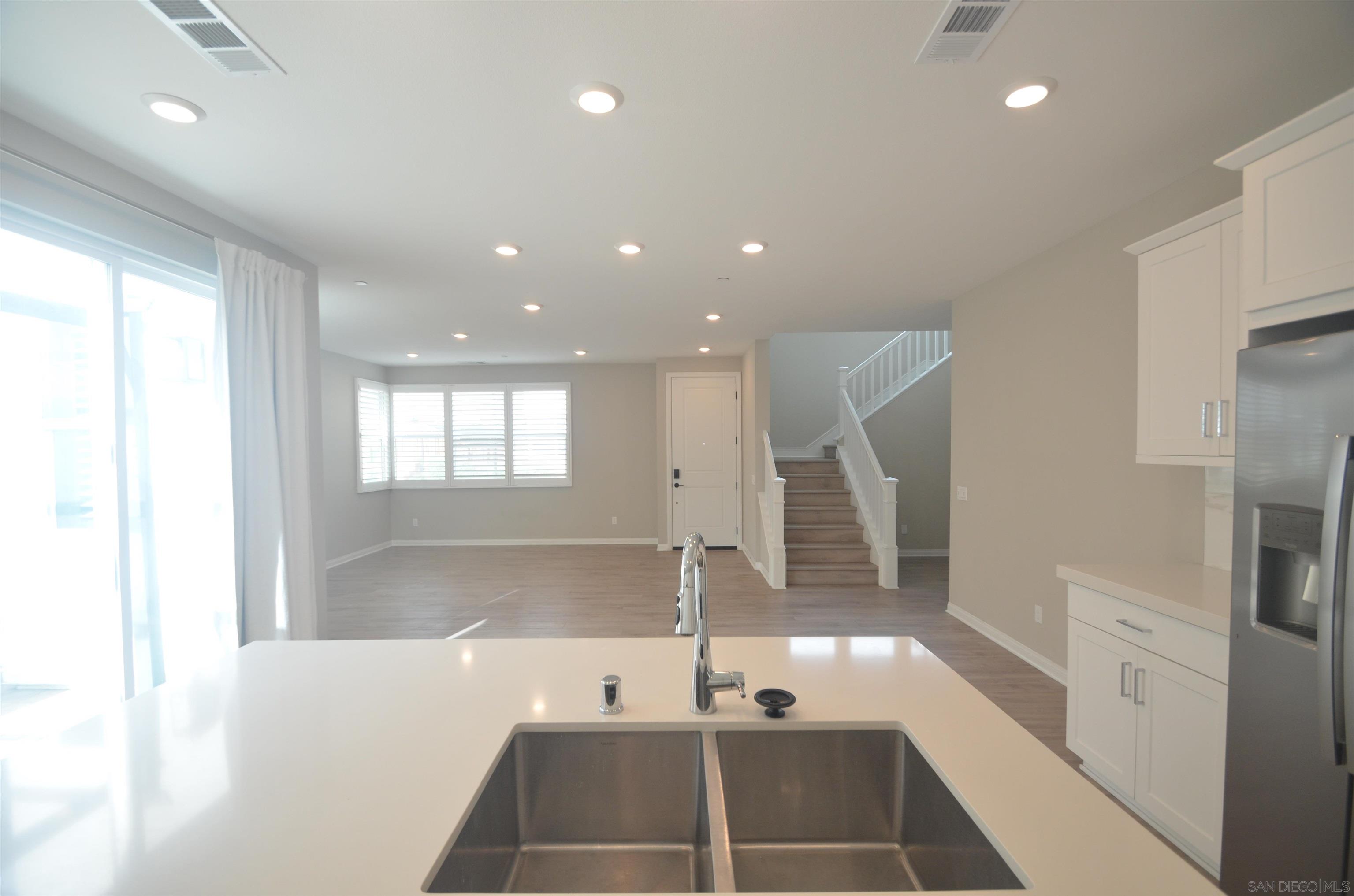 Detail Gallery Image 4 of 40 For 1681  Whitmore Loop, Chula Vista,  CA 91913 - 4 Beds | 3 Baths