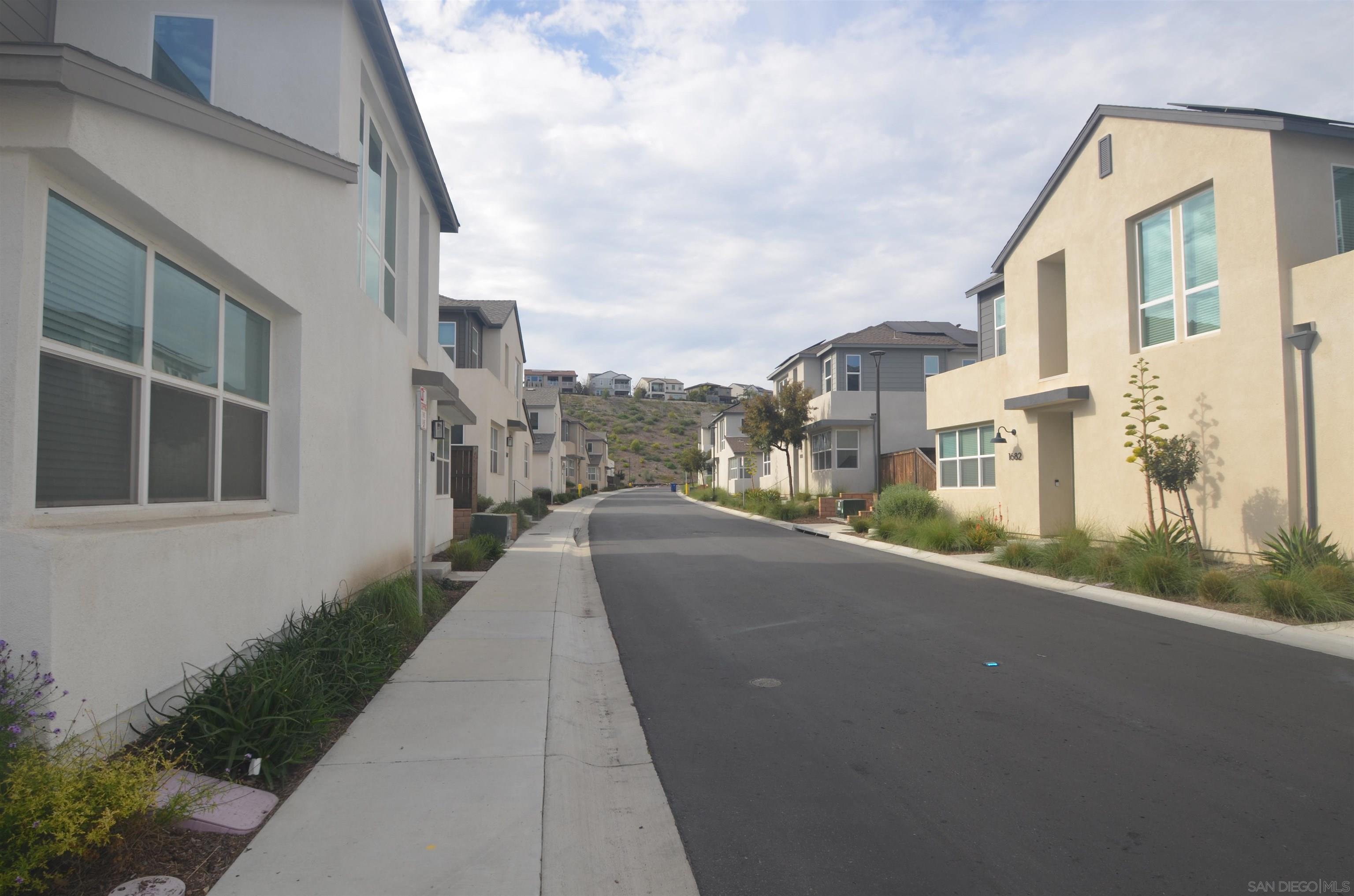 Detail Gallery Image 38 of 40 For 1681  Whitmore Loop, Chula Vista,  CA 91913 - 4 Beds | 3 Baths