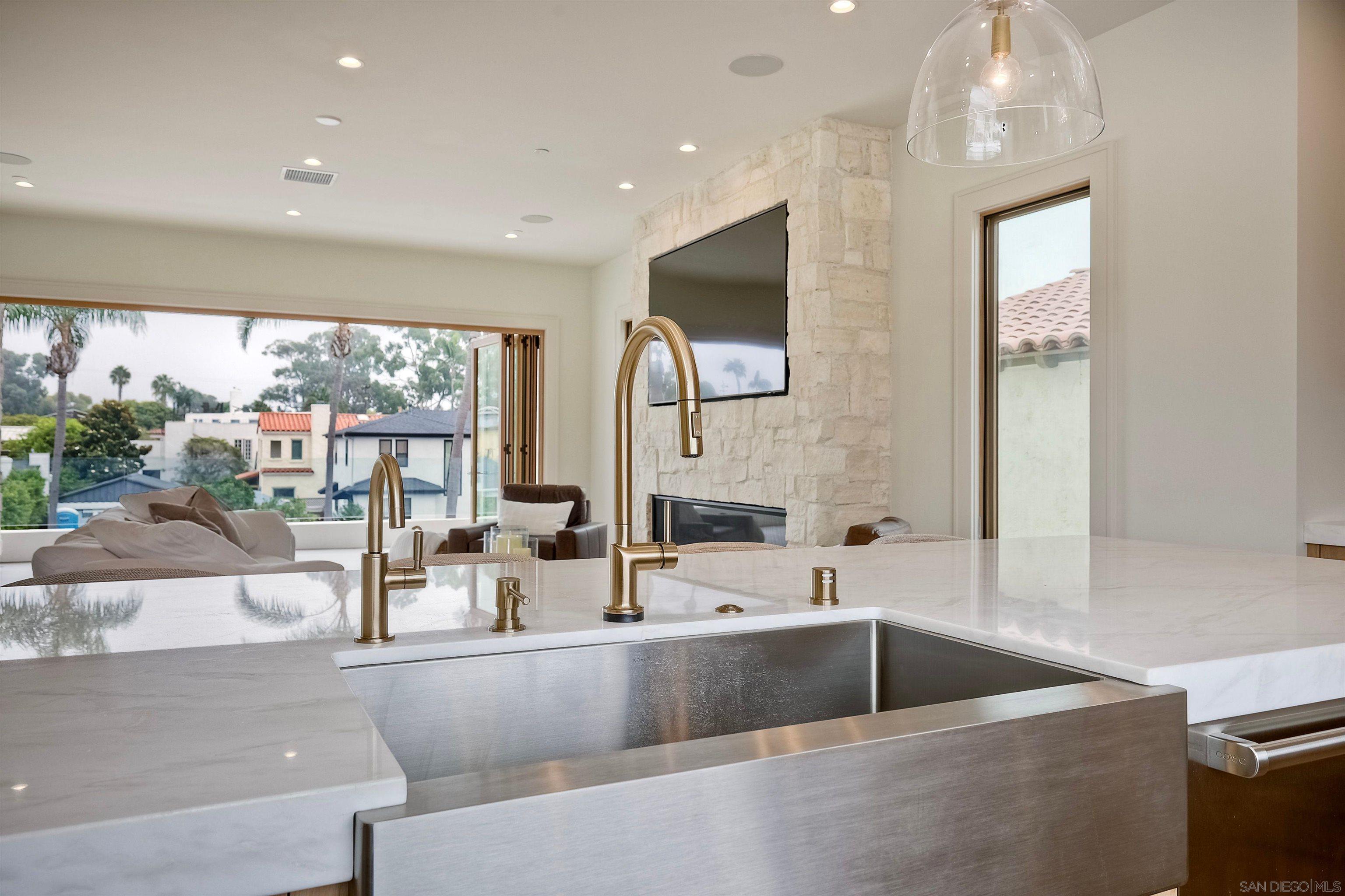 Detail Gallery Image 15 of 47 For 440  Pomona Avenue, Coronado,  CA 92118 - 5 Beds | 3/1 Baths