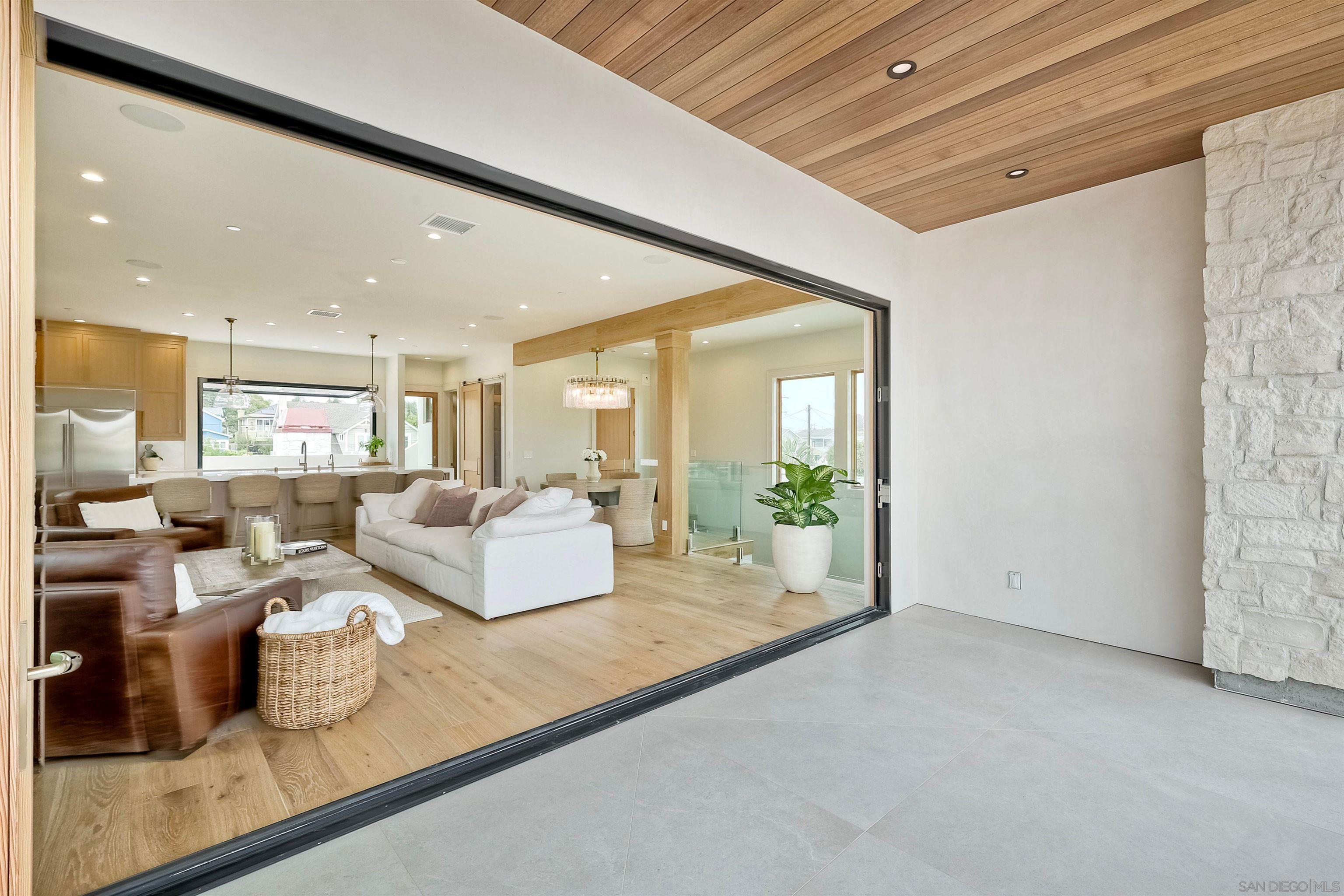 Detail Gallery Image 17 of 45 For 440  Pomona Avenue, Coronado,  CA 92118 - 5 Beds | 3/1 Baths