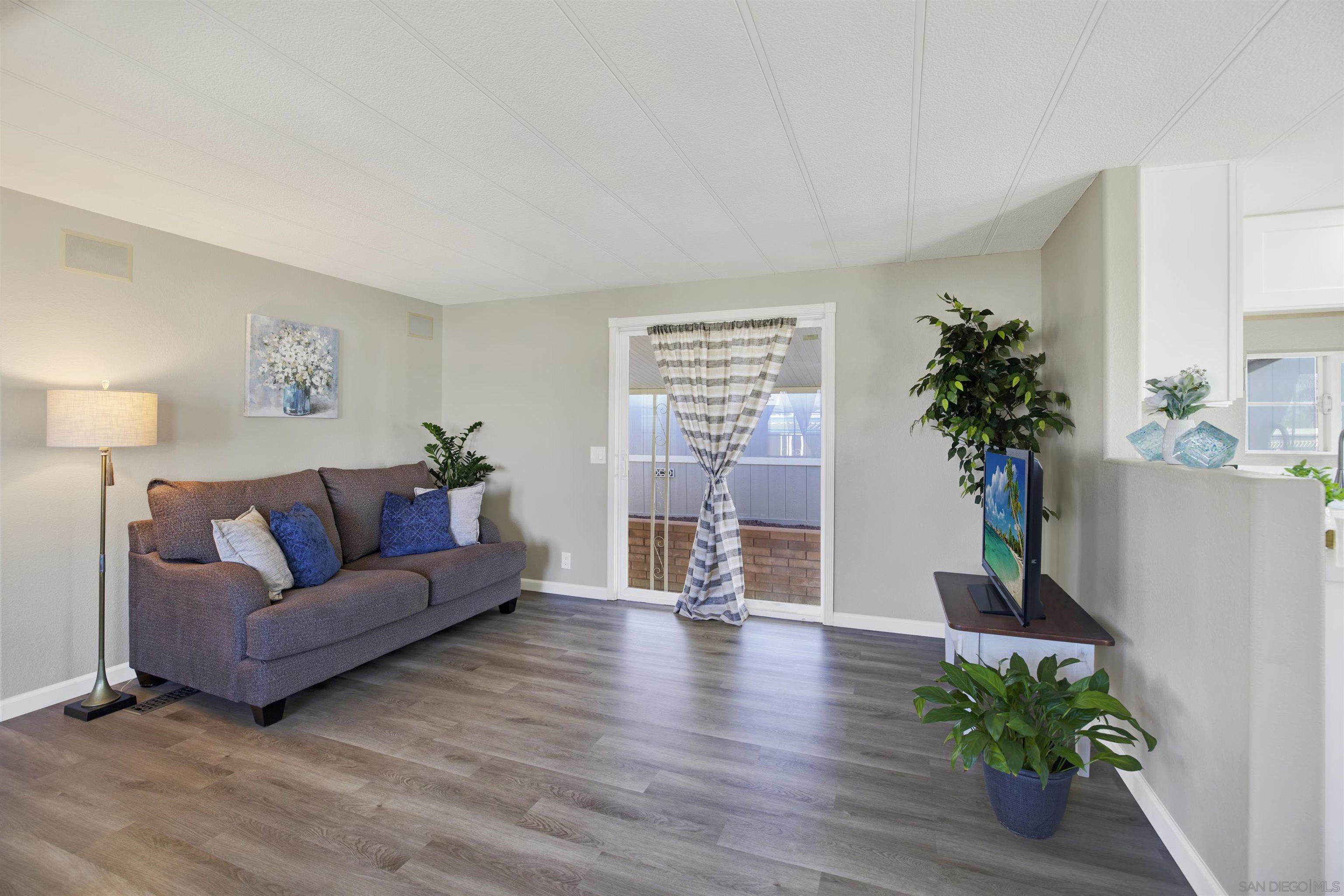 Detail Gallery Image 12 of 31 For 245 W Bobier Dr  #23,  Vista,  CA 92083 - 1 Beds | 1 Baths
