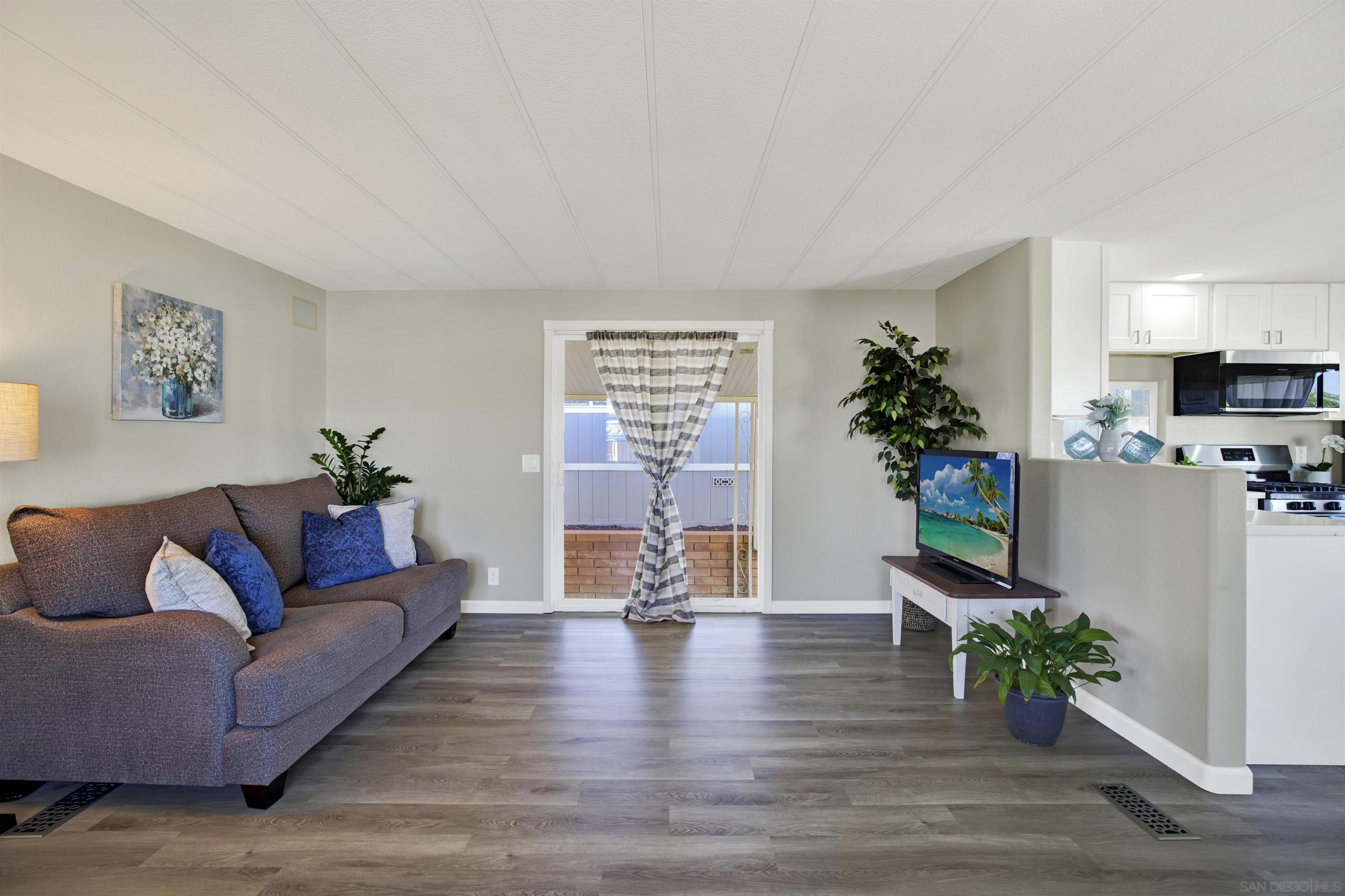 Detail Gallery Image 6 of 31 For 245 W Bobier Dr  #23,  Vista,  CA 92083 - 1 Beds | 1 Baths