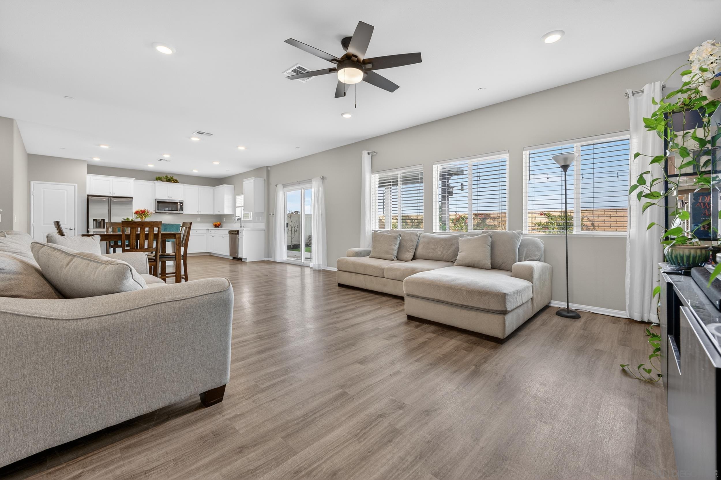 Detail Gallery Image 3 of 25 For 28331  Memory Ln, Winchester,  CA 92596 - 4 Beds | 3 Baths