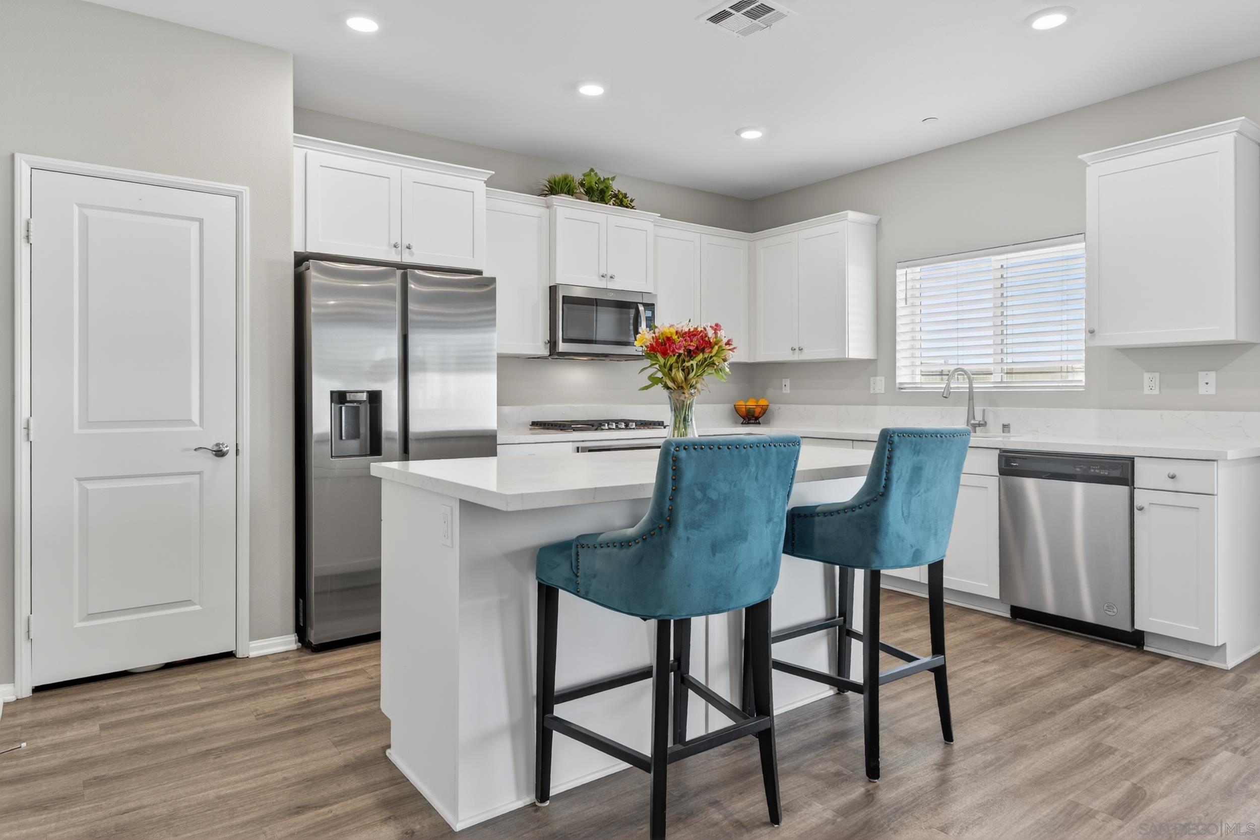 Detail Gallery Image 4 of 25 For 28331  Memory Ln, Winchester,  CA 92596 - 4 Beds | 3 Baths