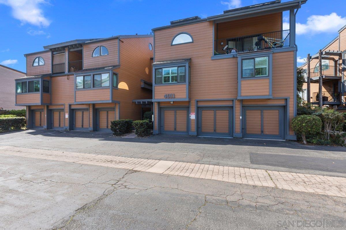 Detail Gallery Image 2 of 68 For 4011  Layang Layang Cir  #F,  Carlsbad,  CA 92008 - 2 Beds | 2/1 Baths