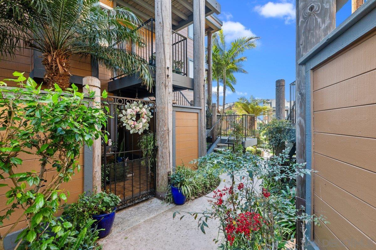 Detail Gallery Image 3 of 68 For 4011  Layang Layang Cir  #F,  Carlsbad,  CA 92008 - 2 Beds | 2/1 Baths