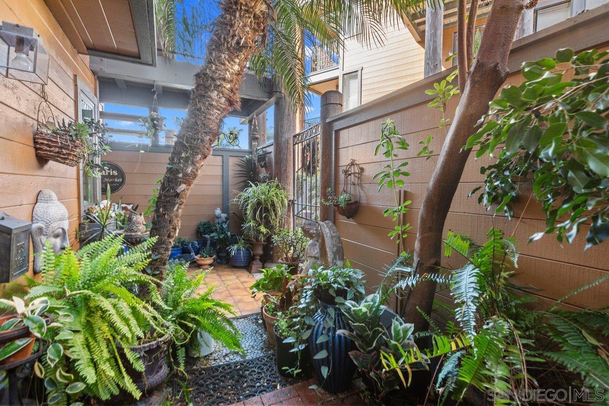 Detail Gallery Image 6 of 68 For 4011  Layang Layang Cir  #F,  Carlsbad,  CA 92008 - 2 Beds | 2/1 Baths