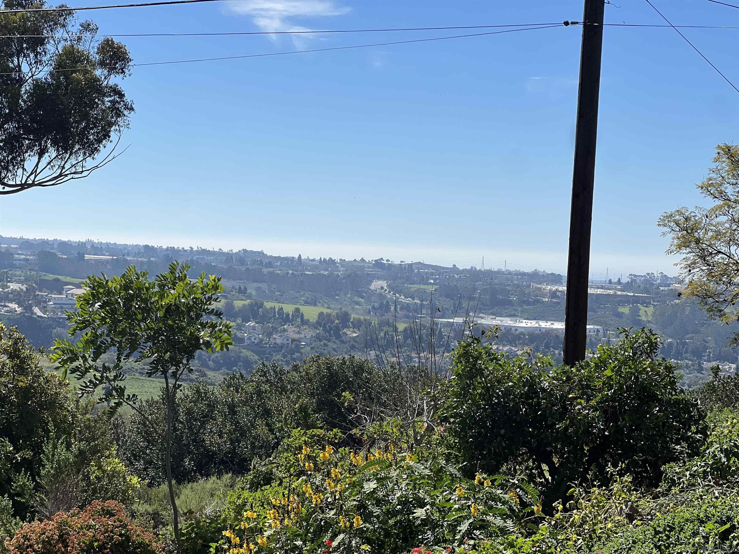 Detail Gallery Image 4 of 5 For 3250  Sunny Creek Rd, Carlsbad,  CA 92010 - 3 Beds | 2 Baths