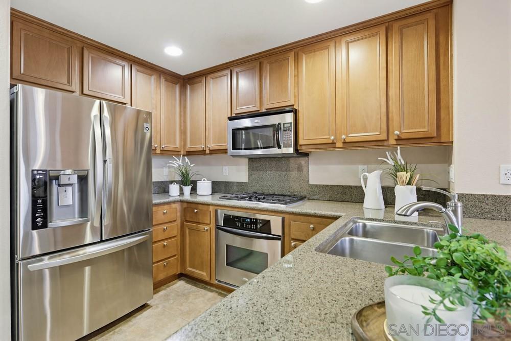 Detail Gallery Image 11 of 39 For 17059  Calle Trevino  #5,  San Diego,  CA 92127 - 2 Beds | 2/1 Baths