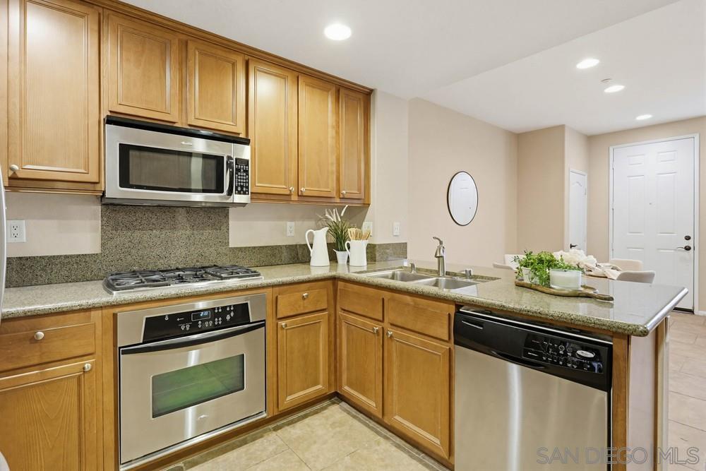 Detail Gallery Image 12 of 39 For 17059  Calle Trevino  #5,  San Diego,  CA 92127 - 2 Beds | 2/1 Baths