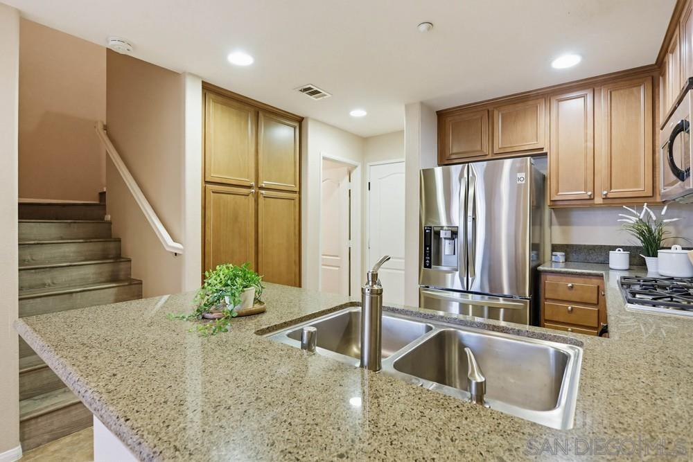 Detail Gallery Image 13 of 39 For 17059  Calle Trevino  #5,  San Diego,  CA 92127 - 2 Beds | 2/1 Baths