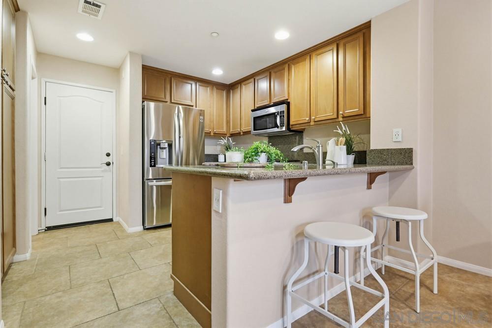 Detail Gallery Image 10 of 39 For 17059  Calle Trevino  #5,  San Diego,  CA 92127 - 2 Beds | 2/1 Baths