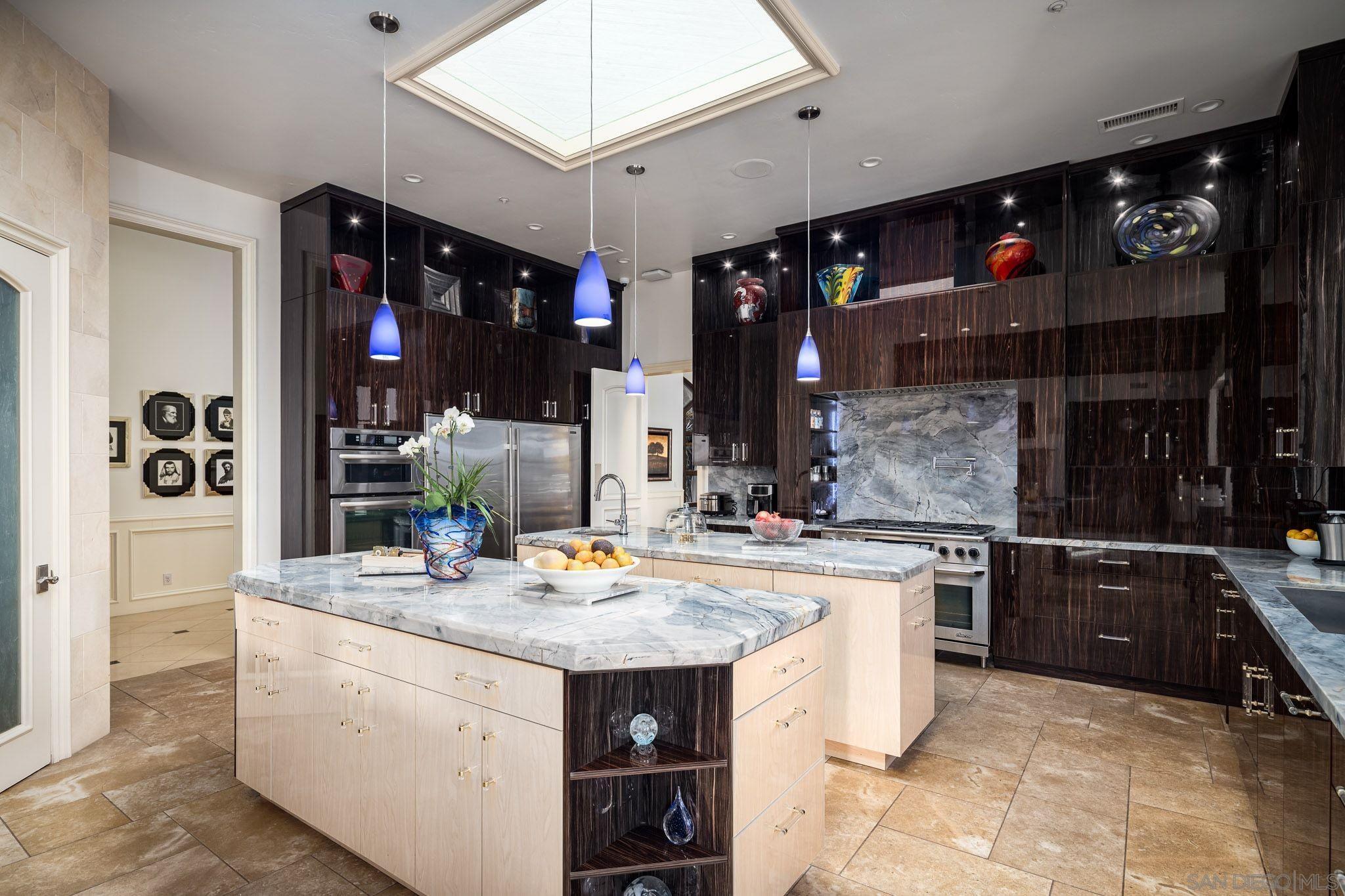 Detail Gallery Image 15 of 39 For 6565  Calle Reina, Rancho Santa Fe,  CA 92067 - 7 Beds | 8/2 Baths