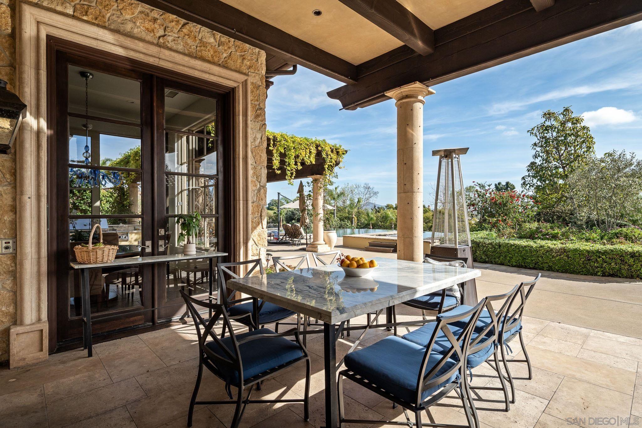 Detail Gallery Image 25 of 39 For 6565  Calle Reina, Rancho Santa Fe,  CA 92067 - 7 Beds | 8/2 Baths