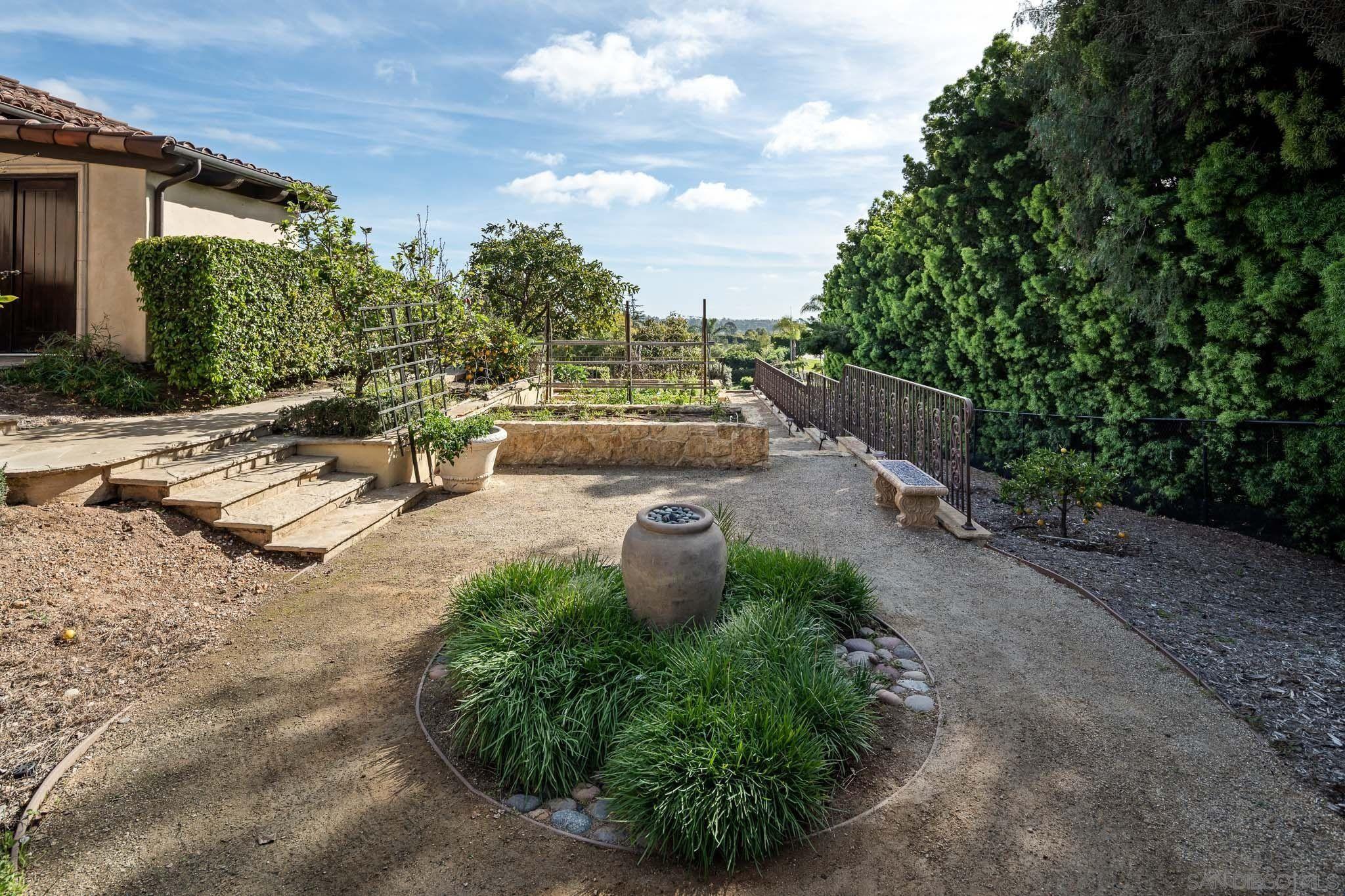 Detail Gallery Image 28 of 39 For 6565  Calle Reina, Rancho Santa Fe,  CA 92067 - 7 Beds | 8/2 Baths