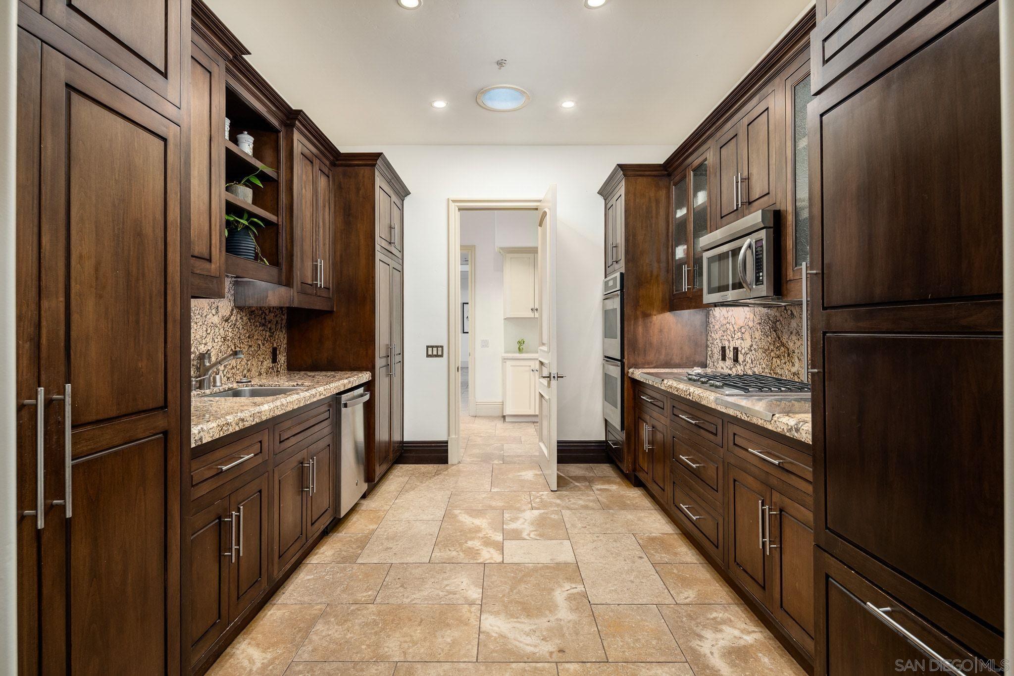 Detail Gallery Image 36 of 39 For 6565  Calle Reina, Rancho Santa Fe,  CA 92067 - 7 Beds | 8/2 Baths