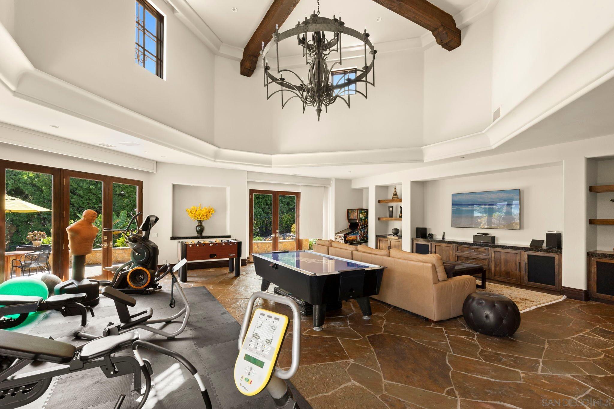 Detail Gallery Image 37 of 39 For 6565  Calle Reina, Rancho Santa Fe,  CA 92067 - 7 Beds | 8/2 Baths