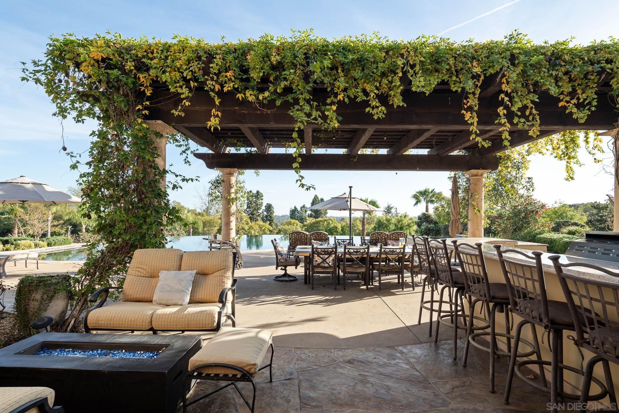 Detail Gallery Image 5 of 39 For 6565  Calle Reina, Rancho Santa Fe,  CA 92067 - 7 Beds | 8/2 Baths