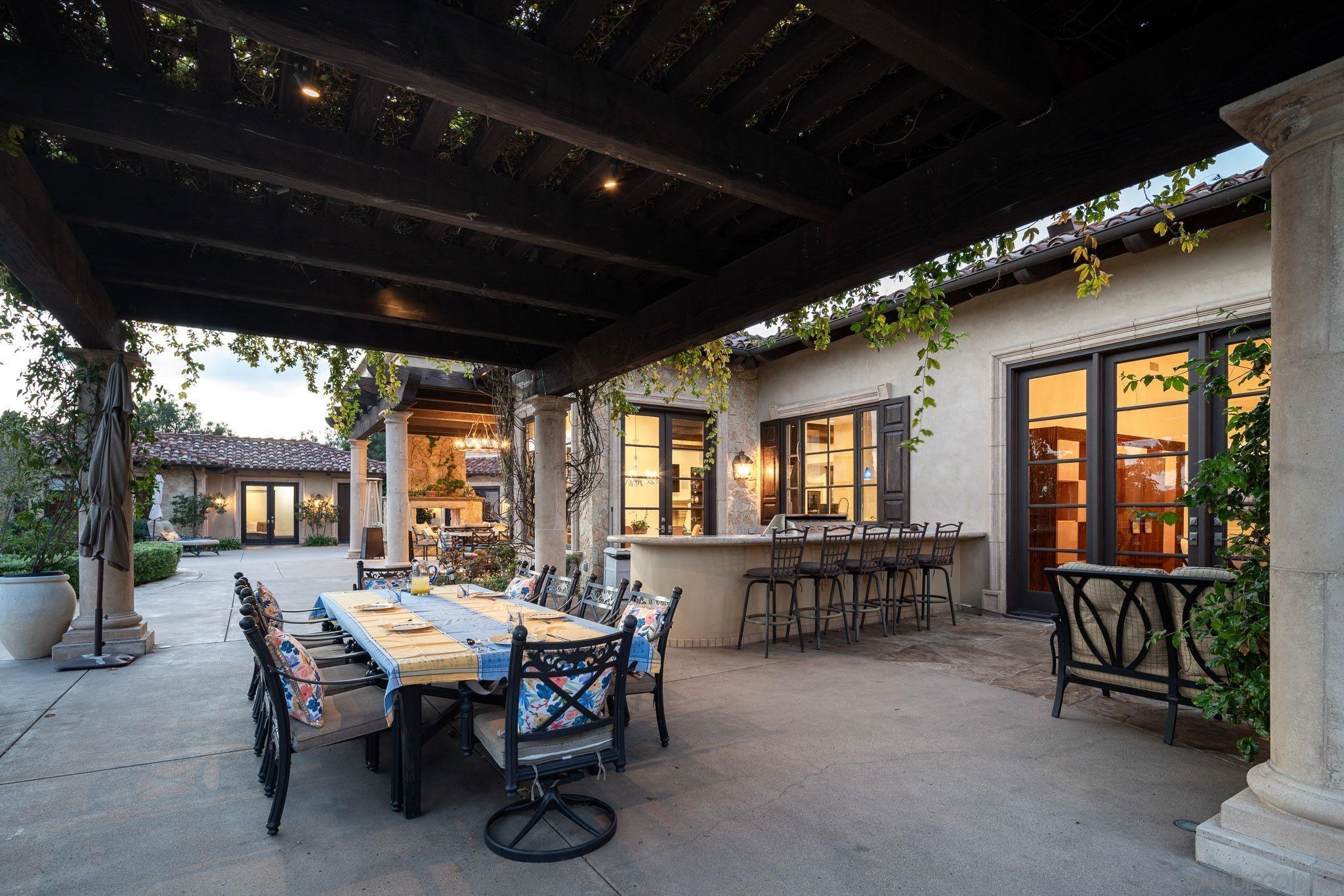 Detail Gallery Image 6 of 39 For 6565  Calle Reina, Rancho Santa Fe,  CA 92067 - 7 Beds | 8/2 Baths