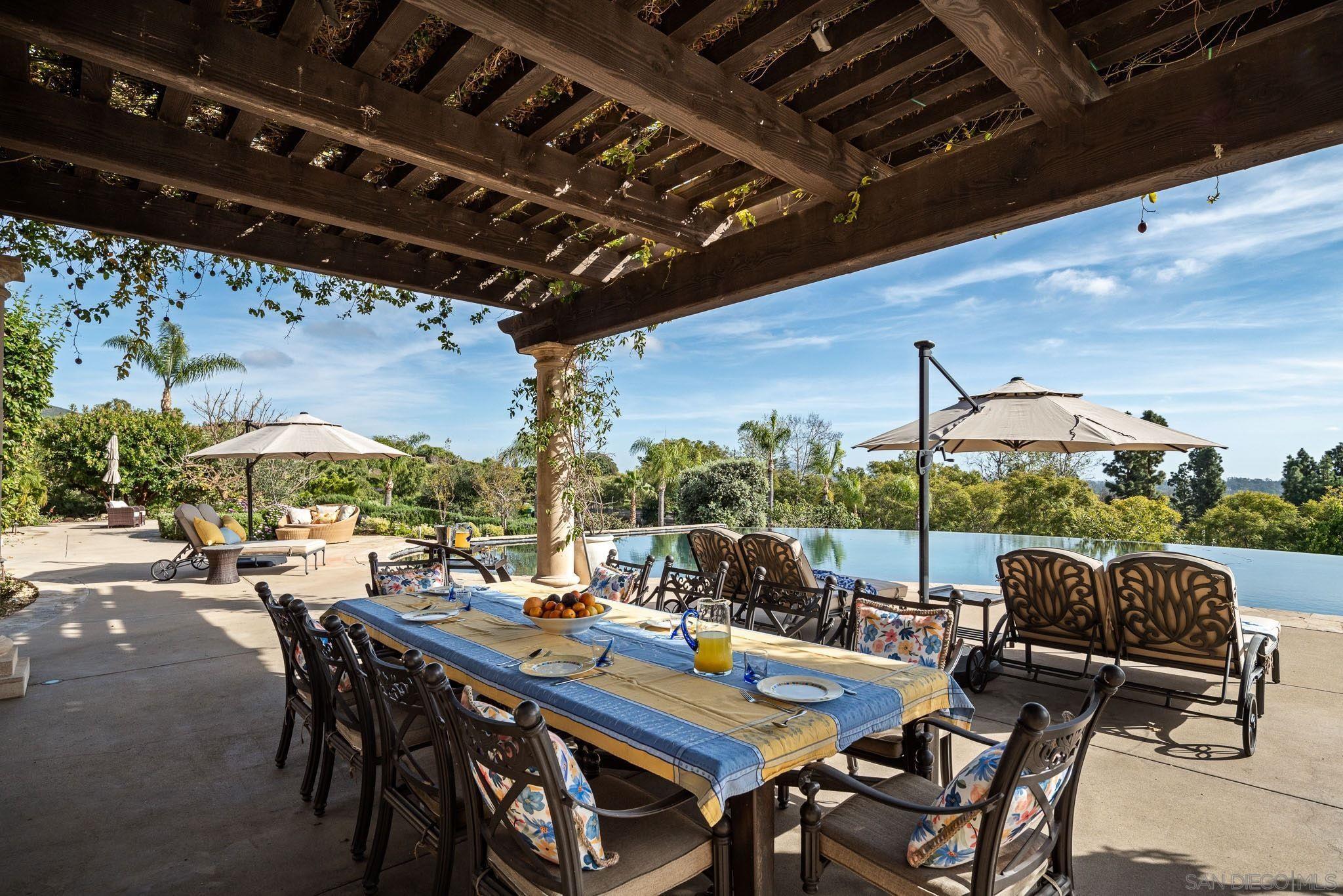 Detail Gallery Image 7 of 39 For 6565  Calle Reina, Rancho Santa Fe,  CA 92067 - 7 Beds | 8/2 Baths