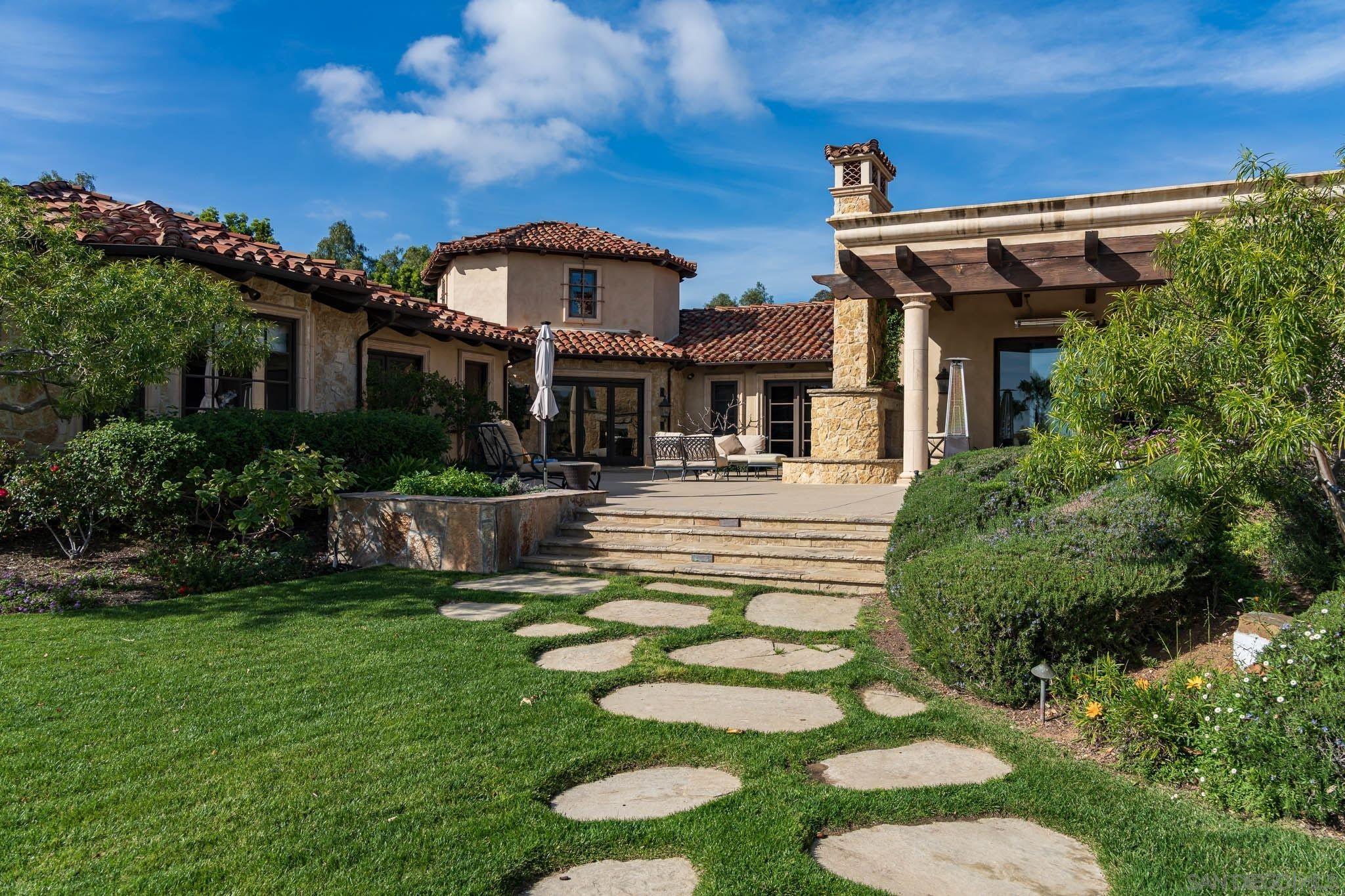 Detail Gallery Image 9 of 39 For 6565  Calle Reina, Rancho Santa Fe,  CA 92067 - 7 Beds | 8/2 Baths