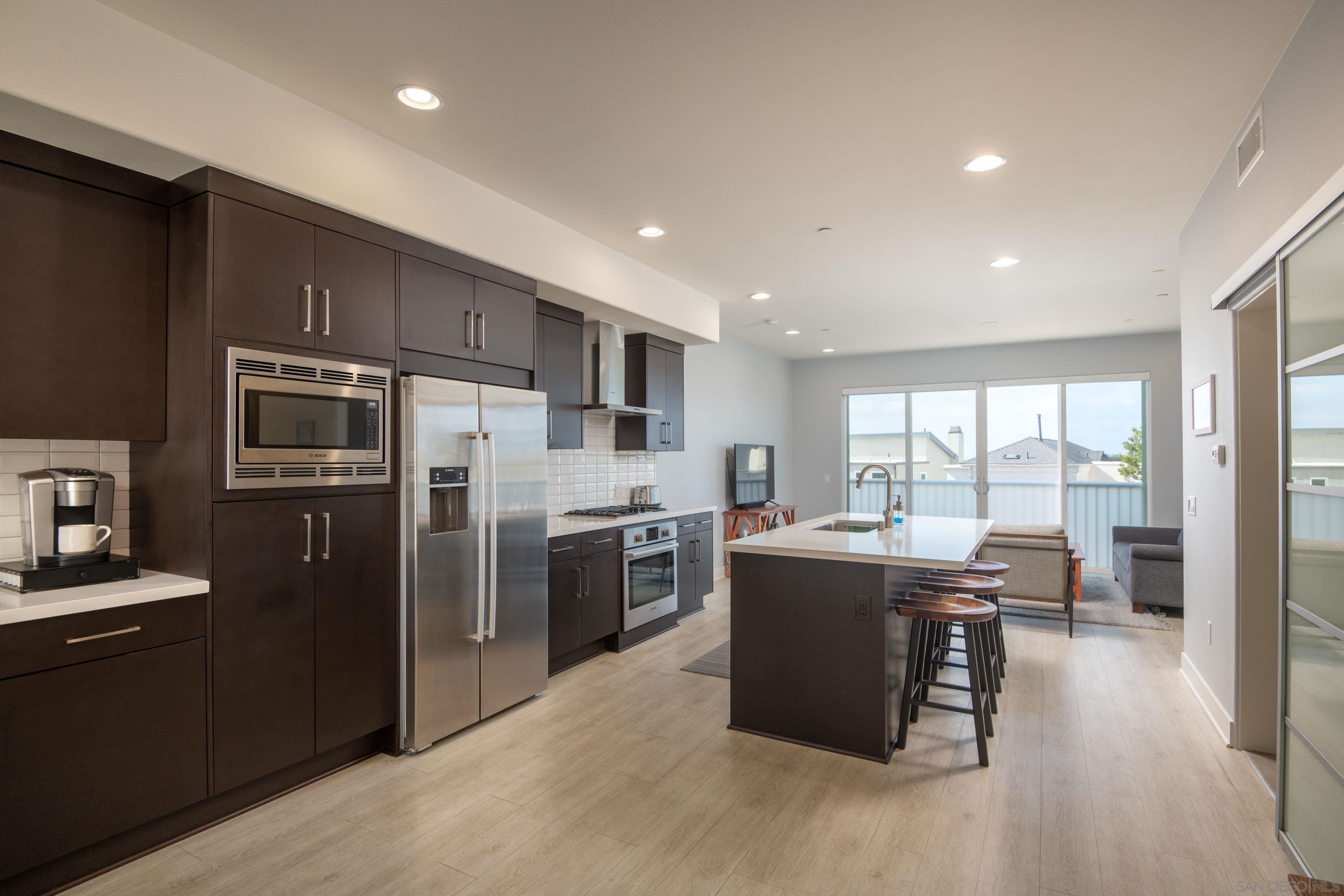 Detail Gallery Image 2 of 34 For 5702  La Jolla Blvd  #209,  La Jolla,  CA 92037 - 2 Beds | 2 Baths