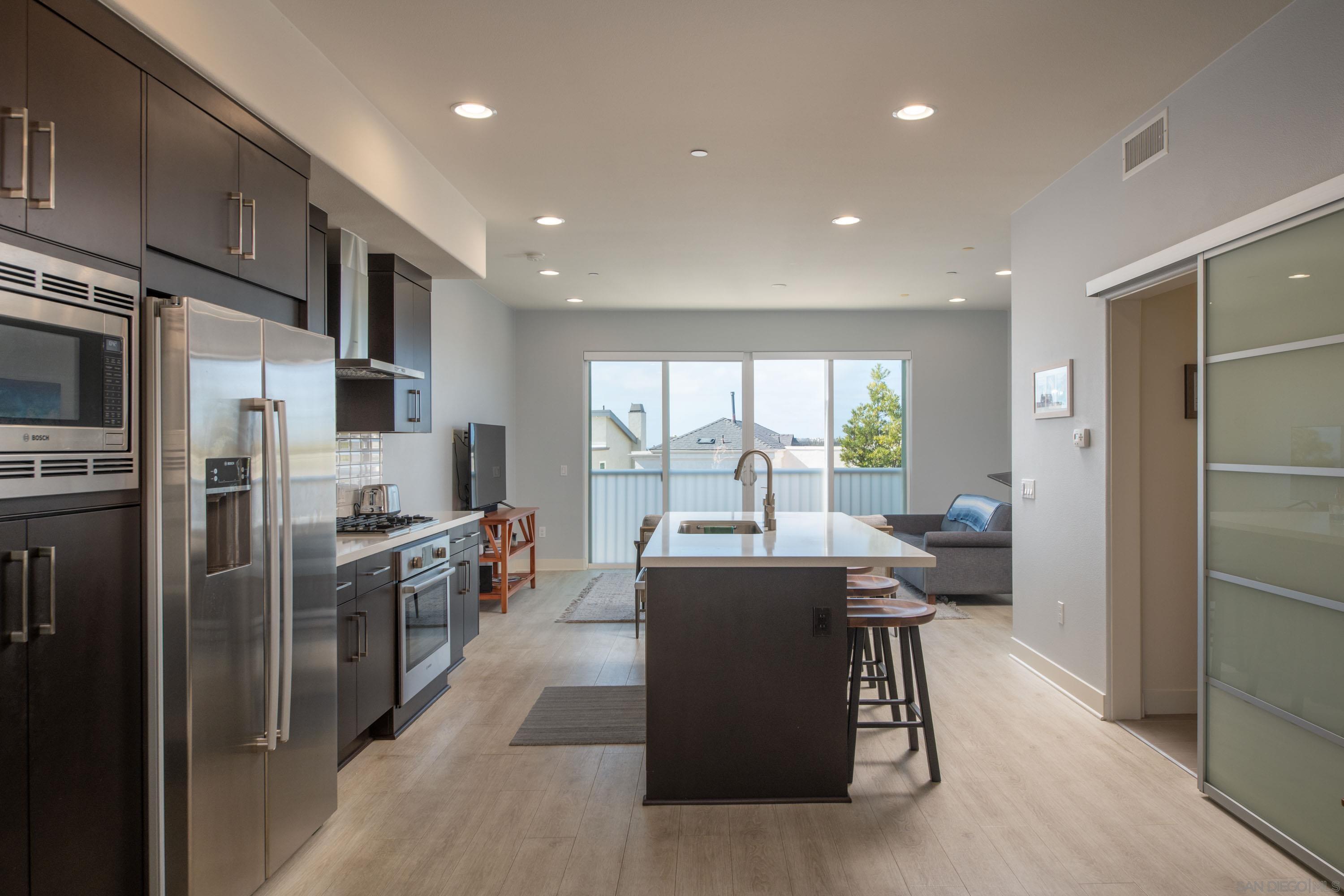 Detail Gallery Image 3 of 34 For 5702  La Jolla Blvd  #209,  La Jolla,  CA 92037 - 2 Beds | 2 Baths