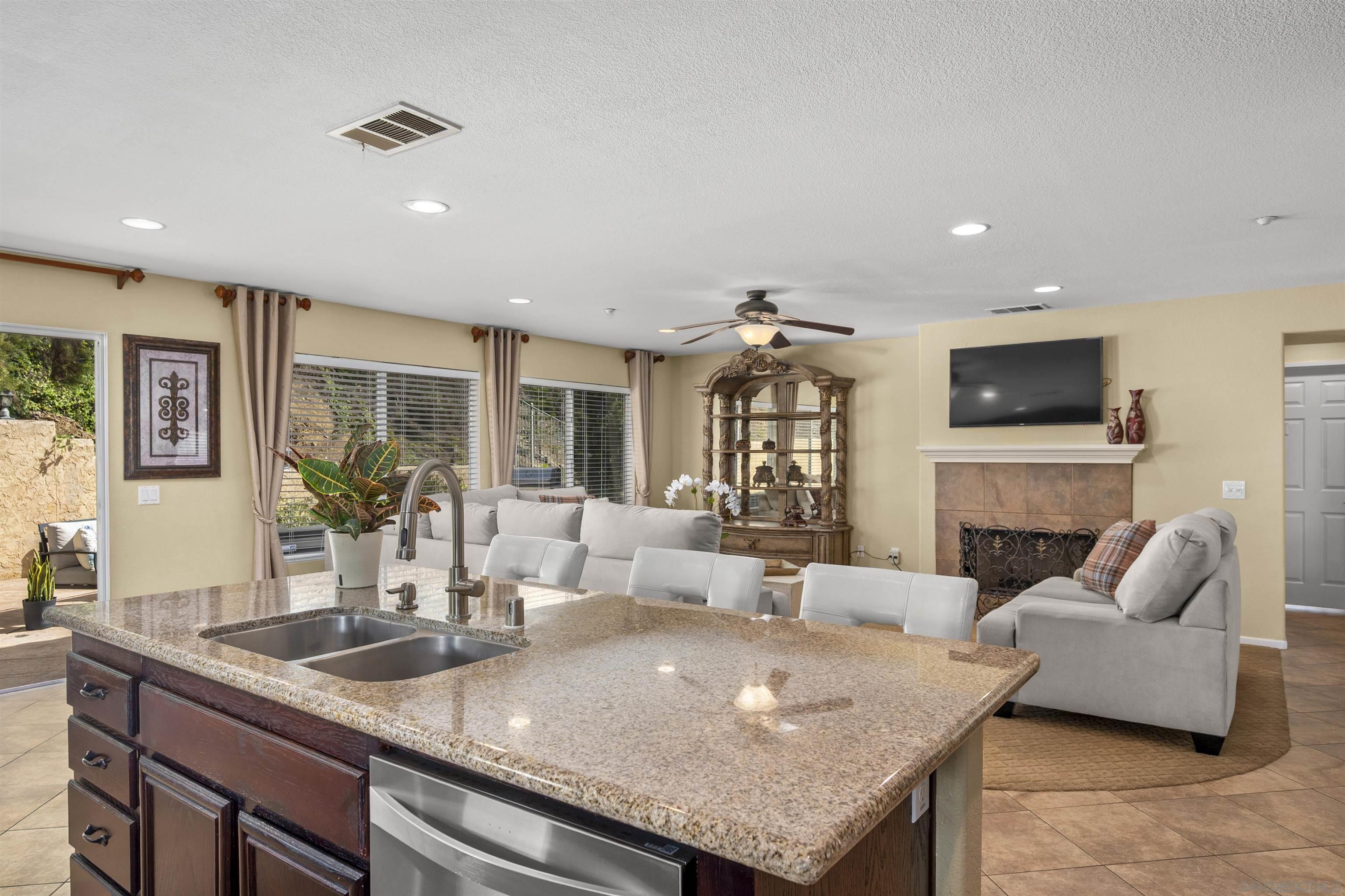 Detail Gallery Image 16 of 55 For 10145  Challenger Ct, Spring Valley,  CA 91978 - 5 Beds | 4 Baths