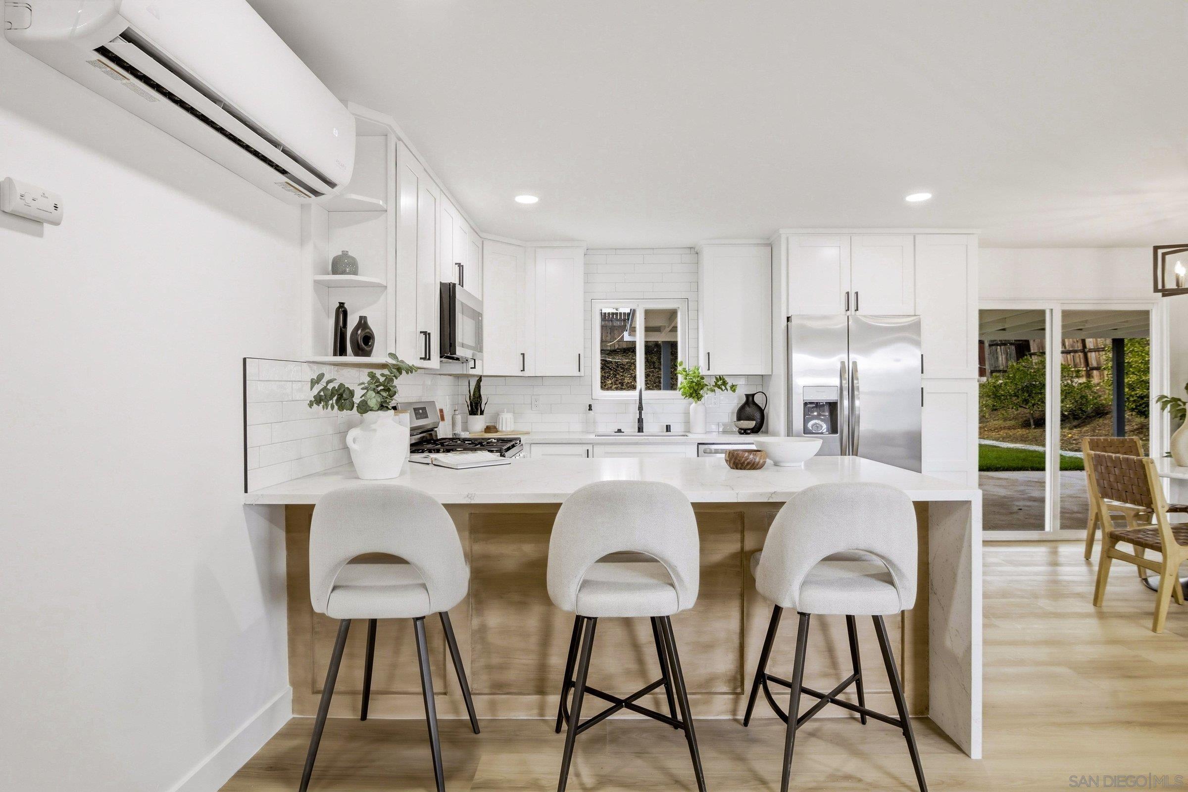 Detail Gallery Image 3 of 33 For 1670  Enfield, Spring Valley,  CA 91977 - 3 Beds | 2 Baths