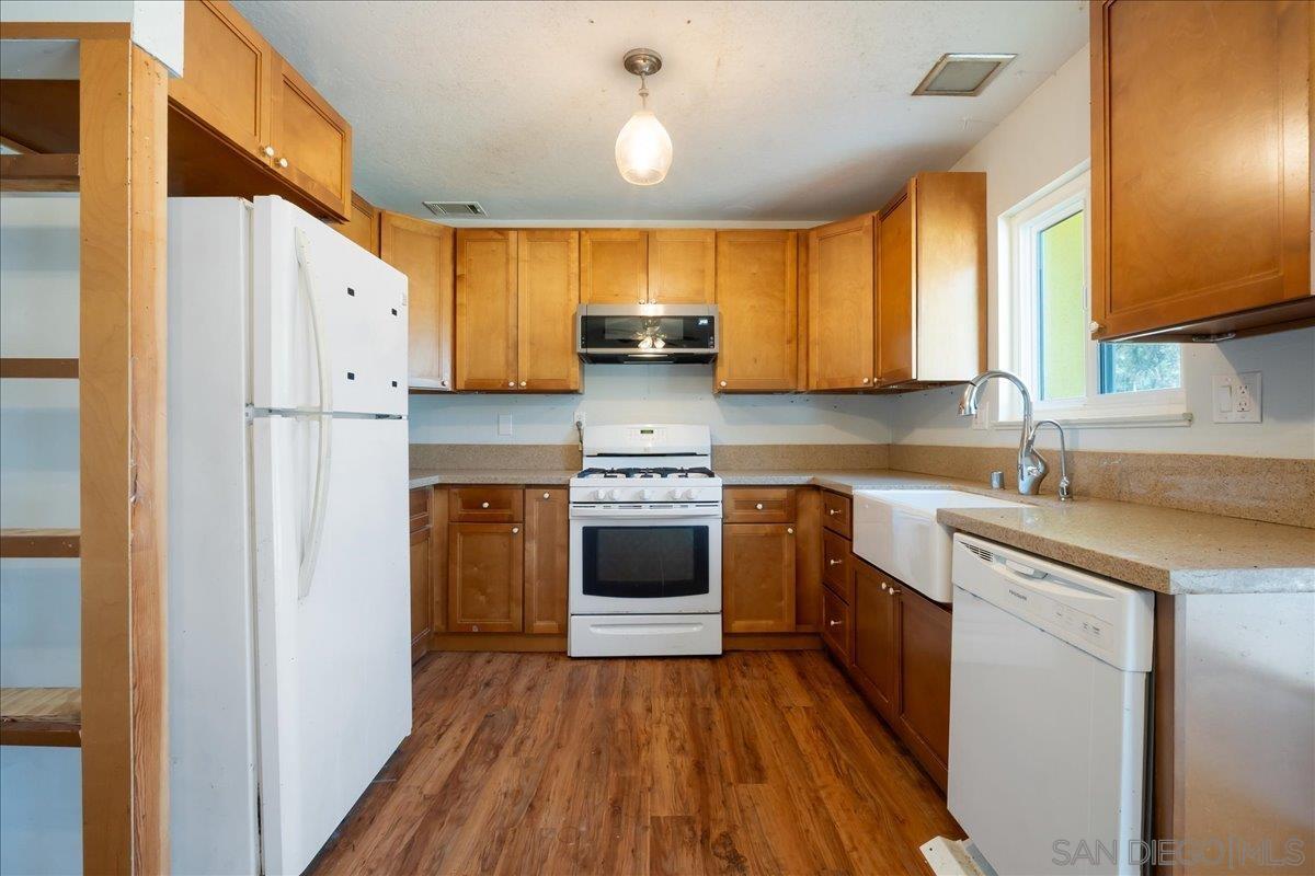 Detail Gallery Image 4 of 11 For 569  Gold Dr, Oceanside,  CA 92057 - 2 Beds | 2 Baths