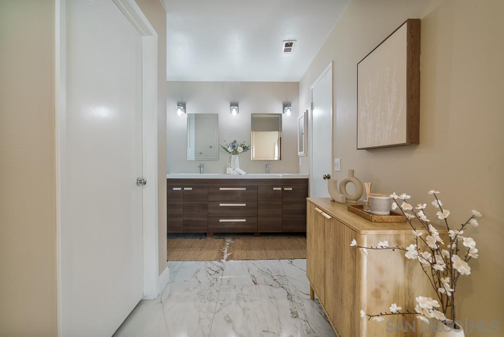 Detail Gallery Image 23 of 56 For 3121  Evening Way  #B,  La Jolla,  CA 92037 - 3 Beds | 2 Baths