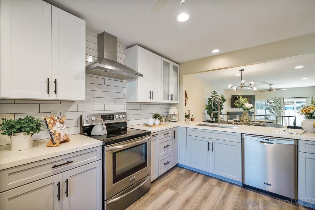 Detail Gallery Image 9 of 56 For 3121  Evening Way  #B,  La Jolla,  CA 92037 - 3 Beds | 2 Baths