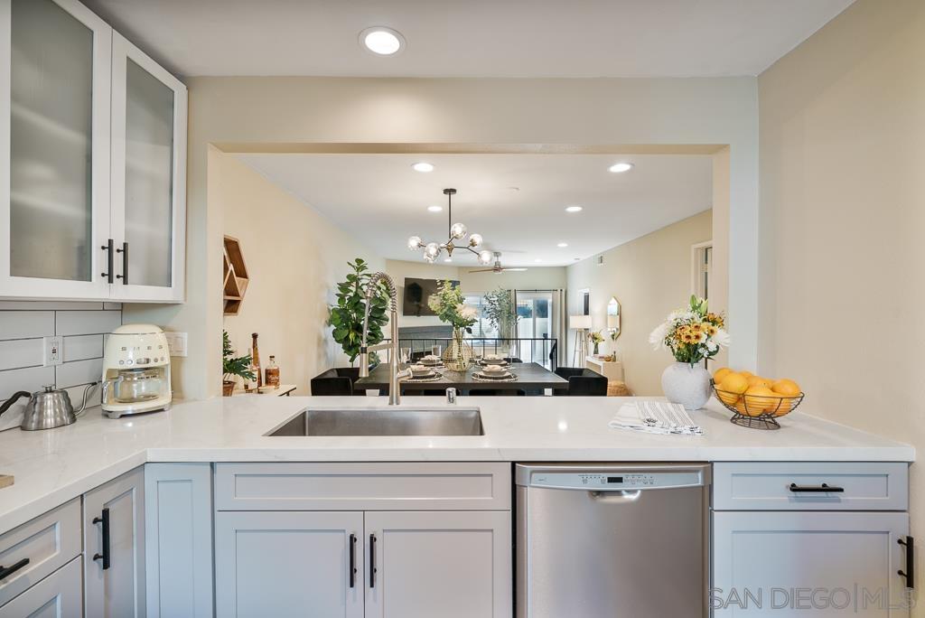 Detail Gallery Image 10 of 56 For 3121  Evening Way  #B,  La Jolla,  CA 92037 - 3 Beds | 2 Baths